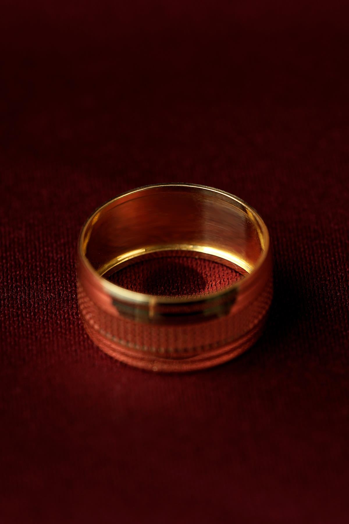 14K Gold Amaretti Wedding Band