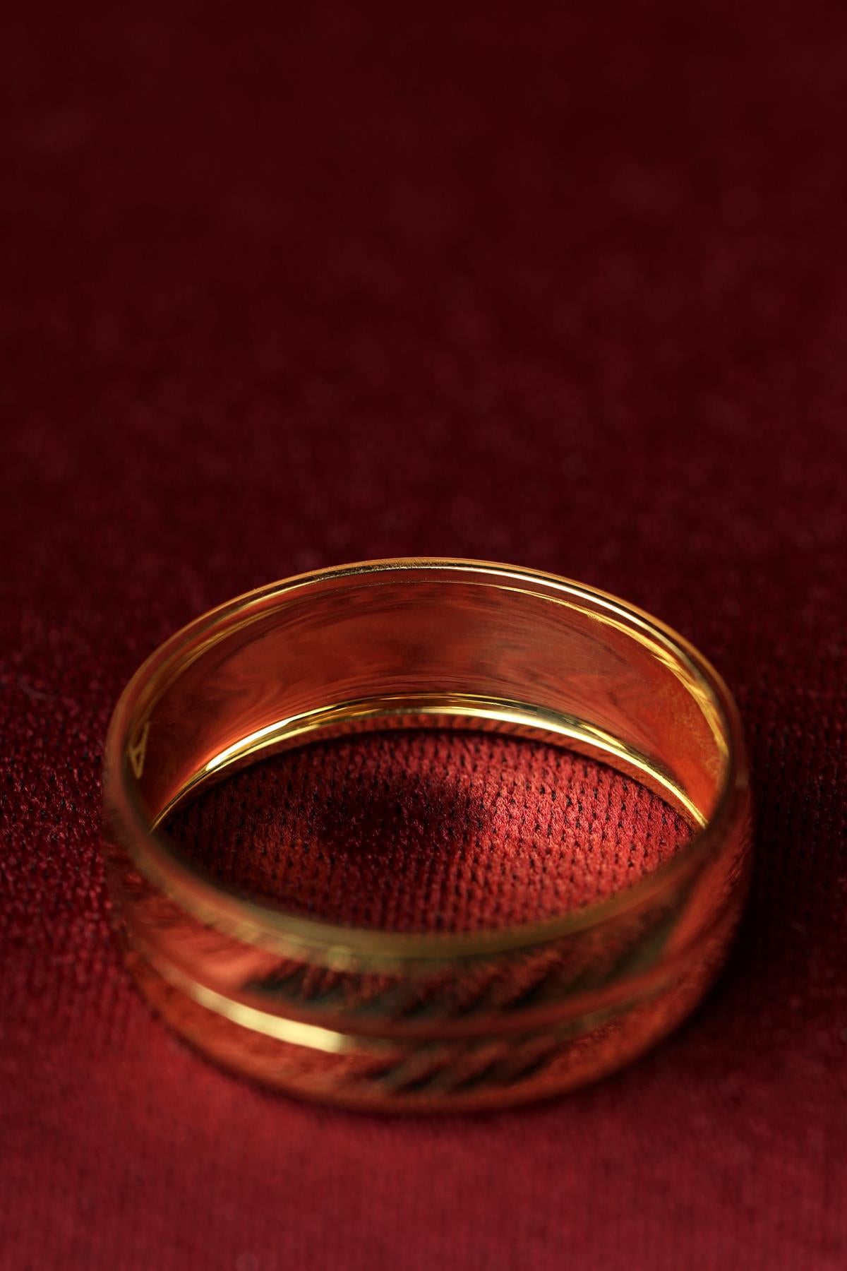 14K Gold Anima Wedding Band