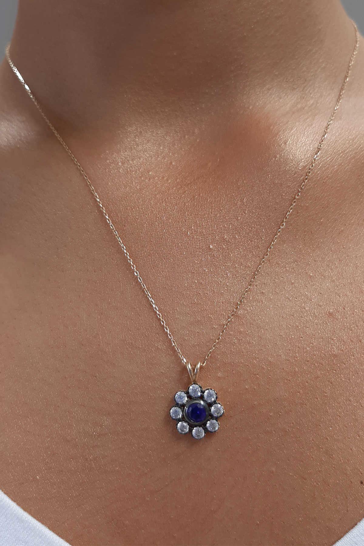 14K Gold Antique Daisy Shape Necklace