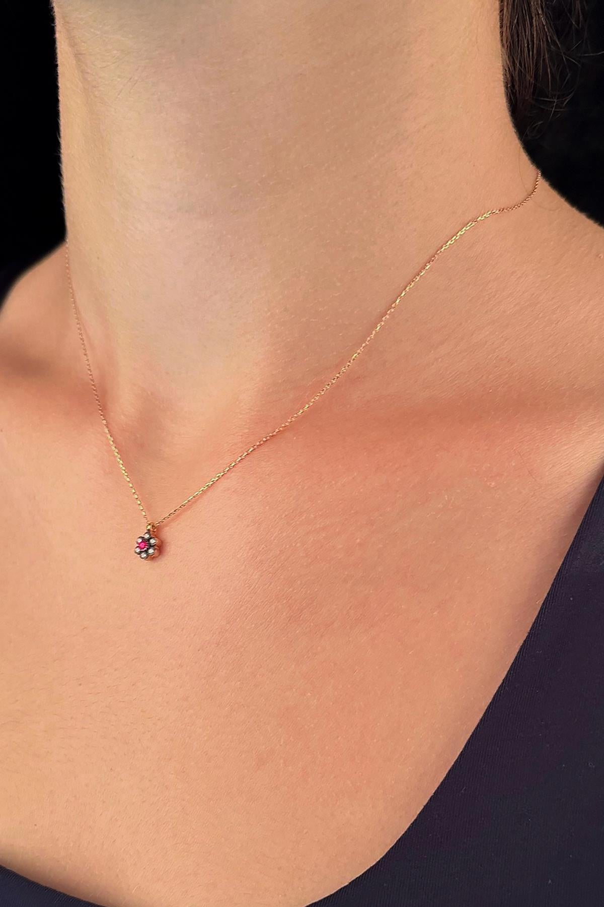 14K Gold Burgundy Stone Daisy Shape Necklace