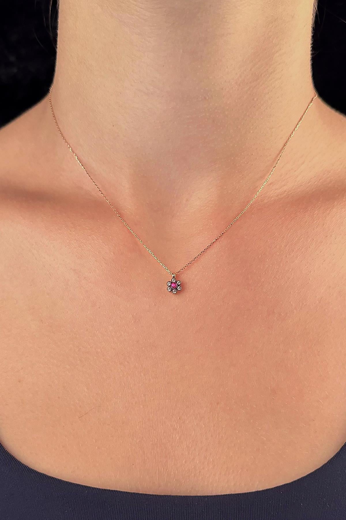 14K Gold Burgundy Stone Daisy Shape Necklace