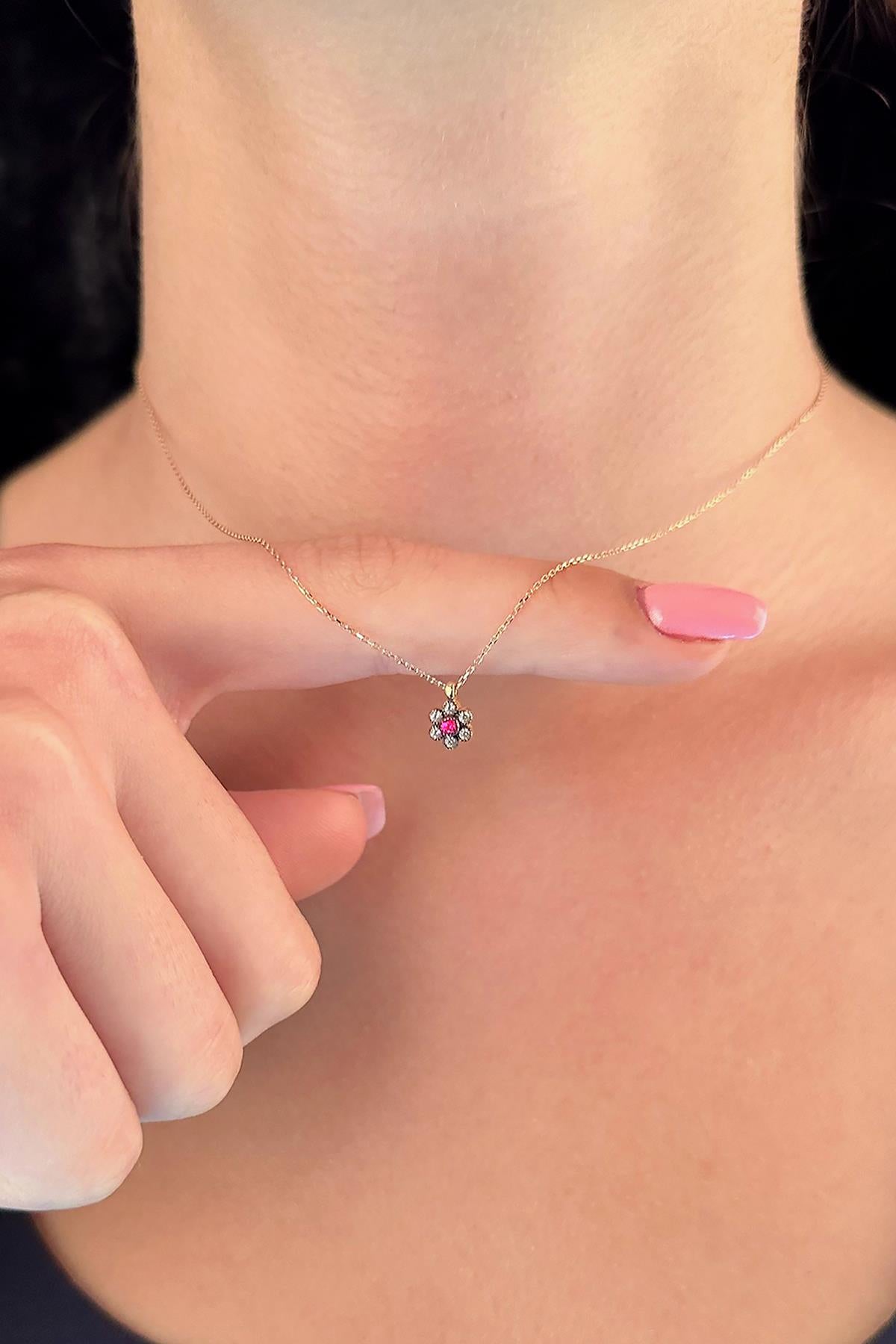 14K Gold Burgundy Stone Daisy Shape Necklace