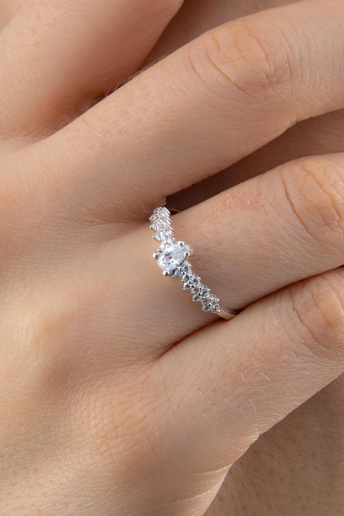 14K Gold Charming White Stone Set