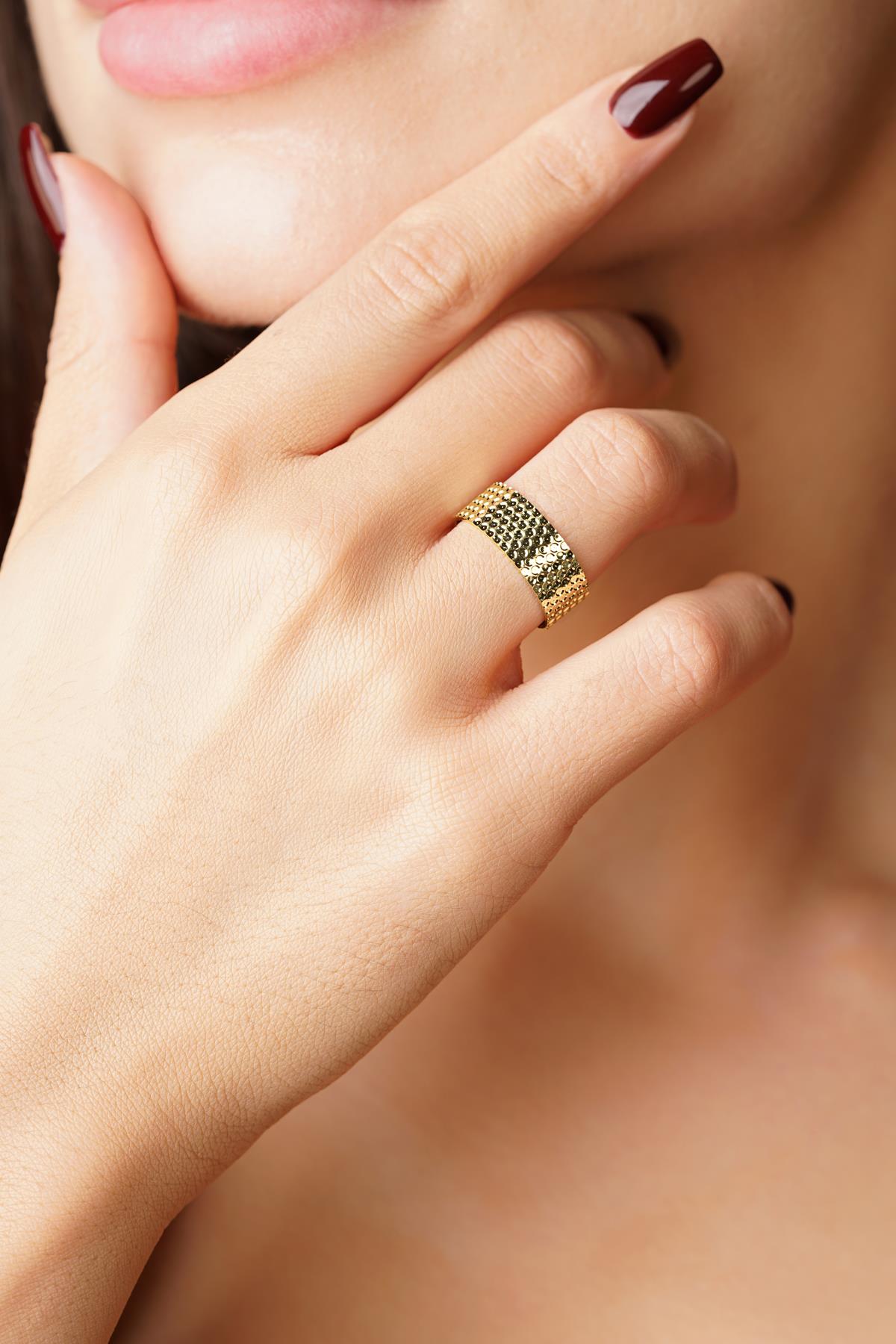14K Gold Cuore Wedding Band
