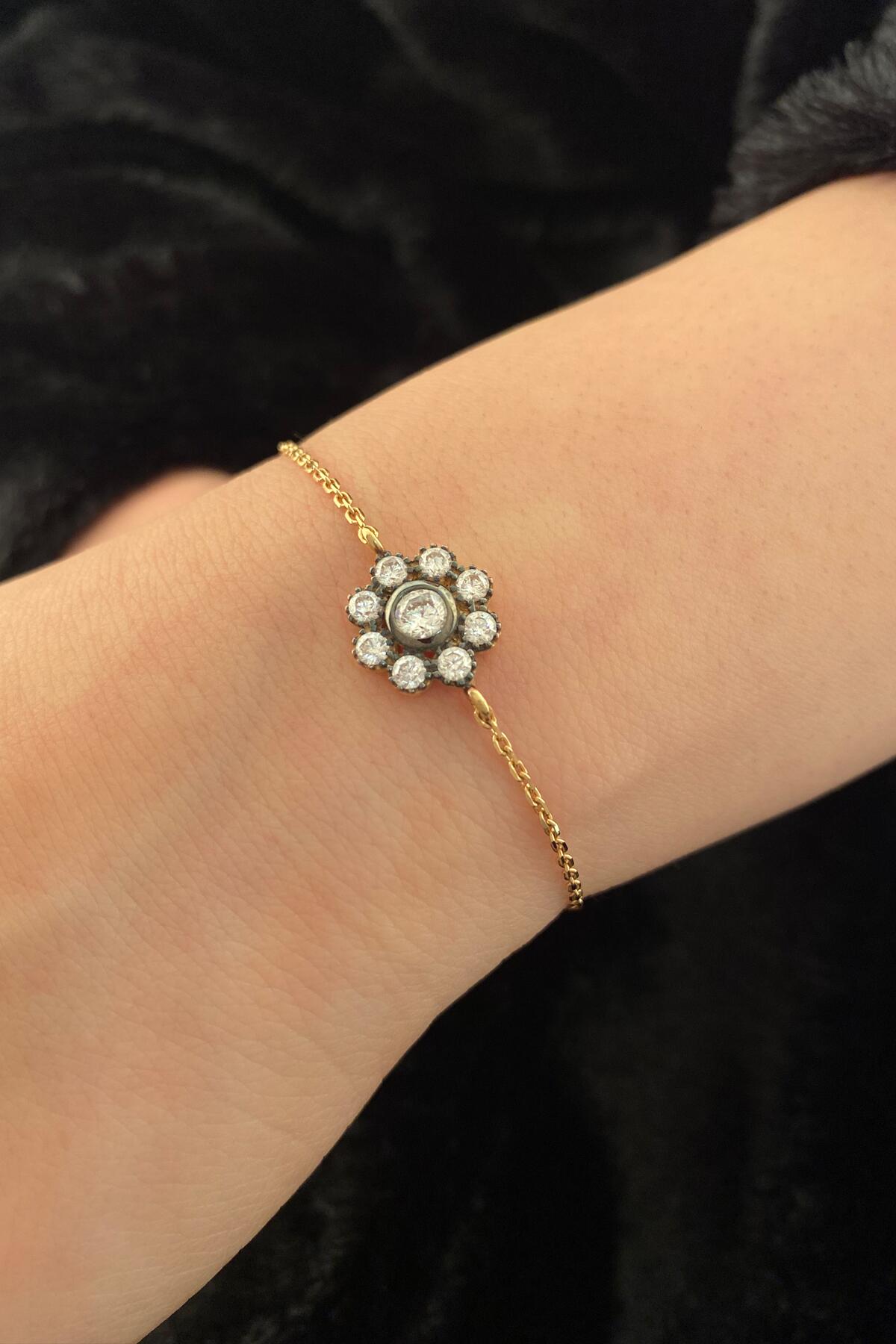 14K Gold Daisy Shaped Bracelet With Stone