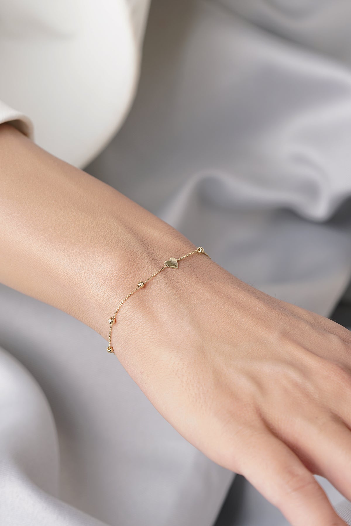 14K Gold Dorika Ball Detail Heart Bracelet