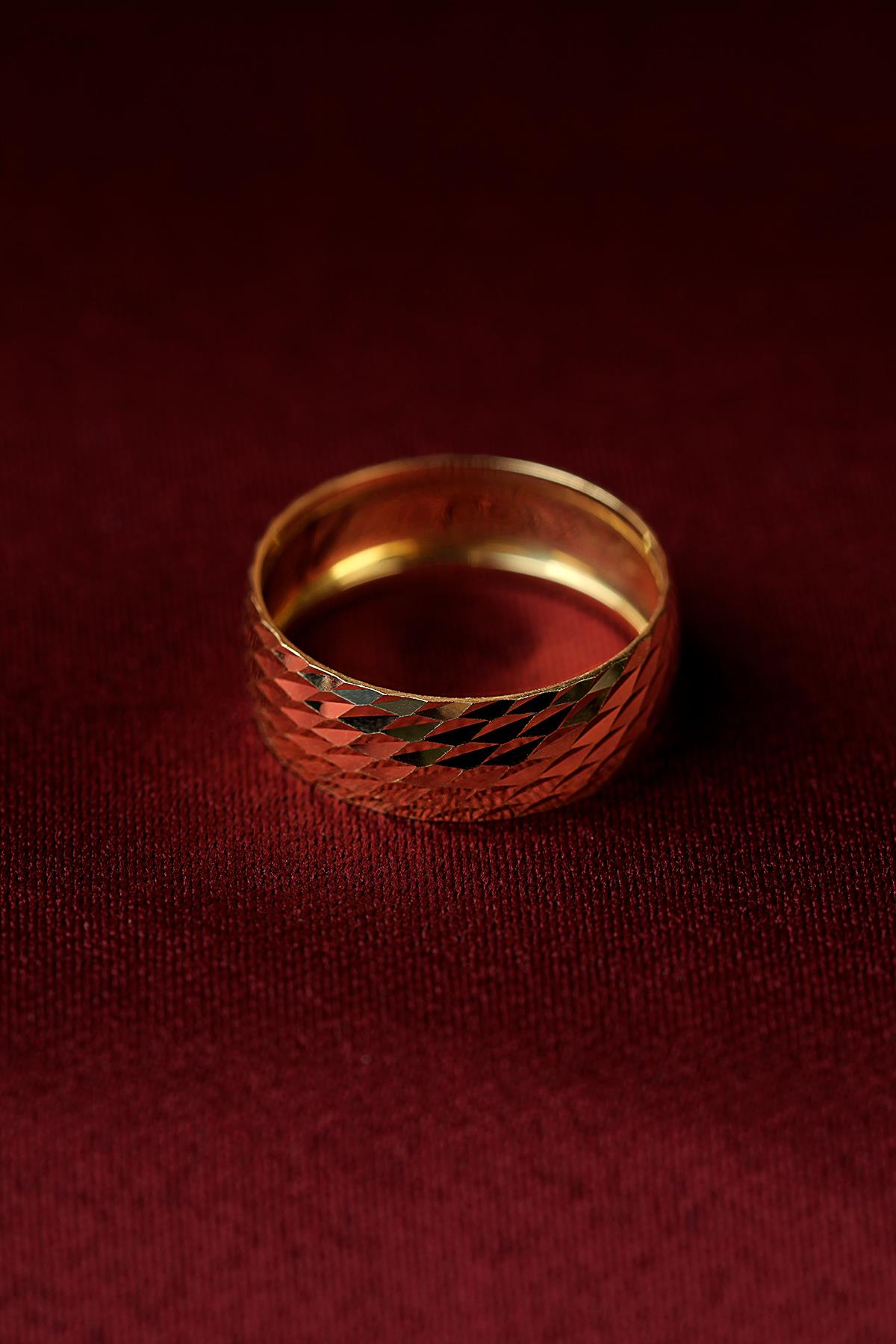14K Gold Eclair Wedding Band