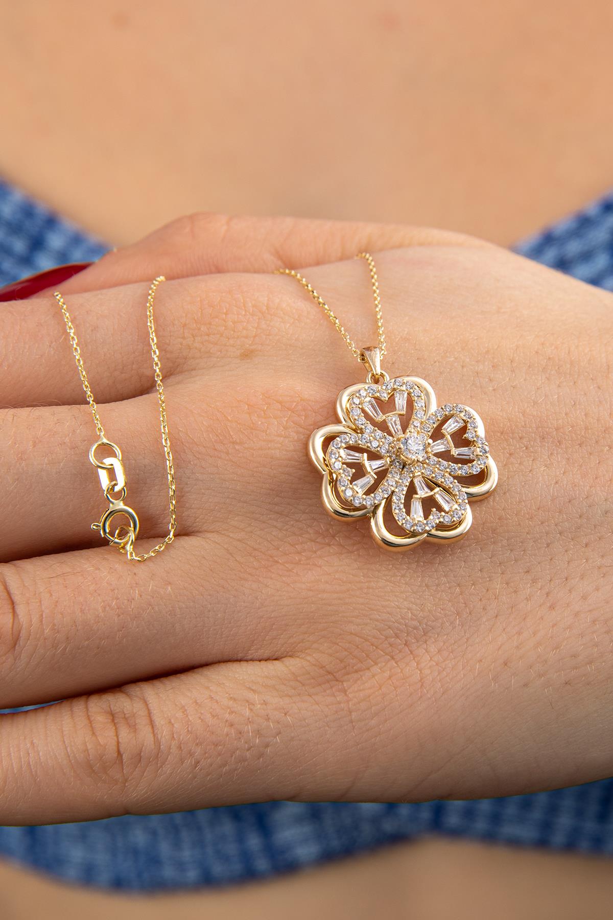 14K Gold Four Leaf Clover Necklace With White Stone İn The Middle