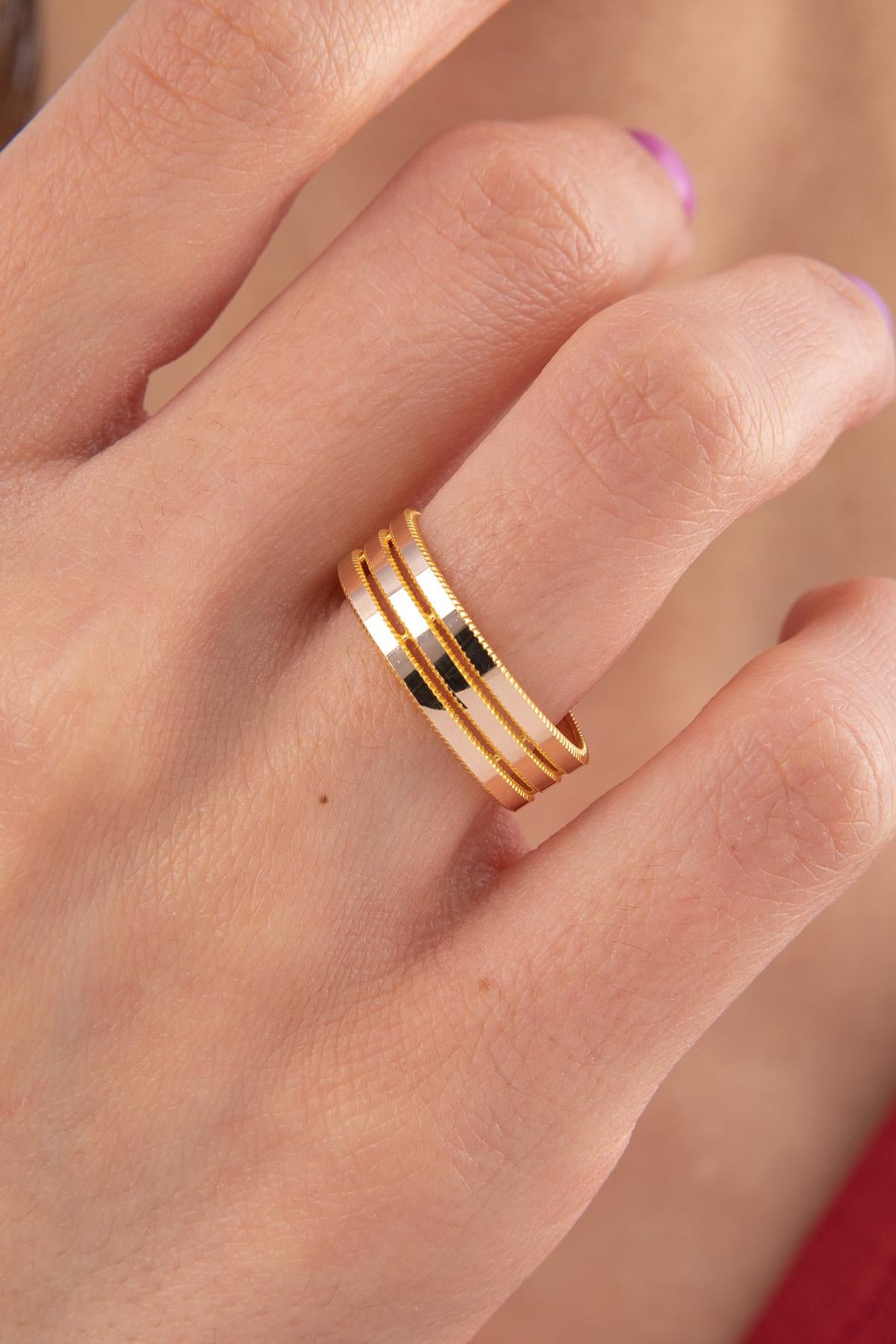 14K Gold Gleaming 3 Spiral Ring