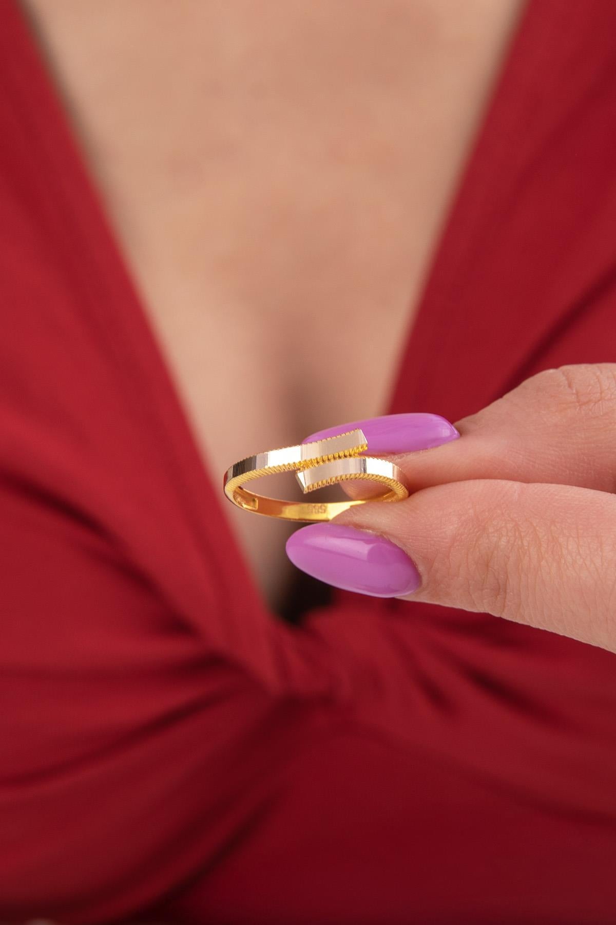 14K Gold Gleaming Double Oval Spiral Ring