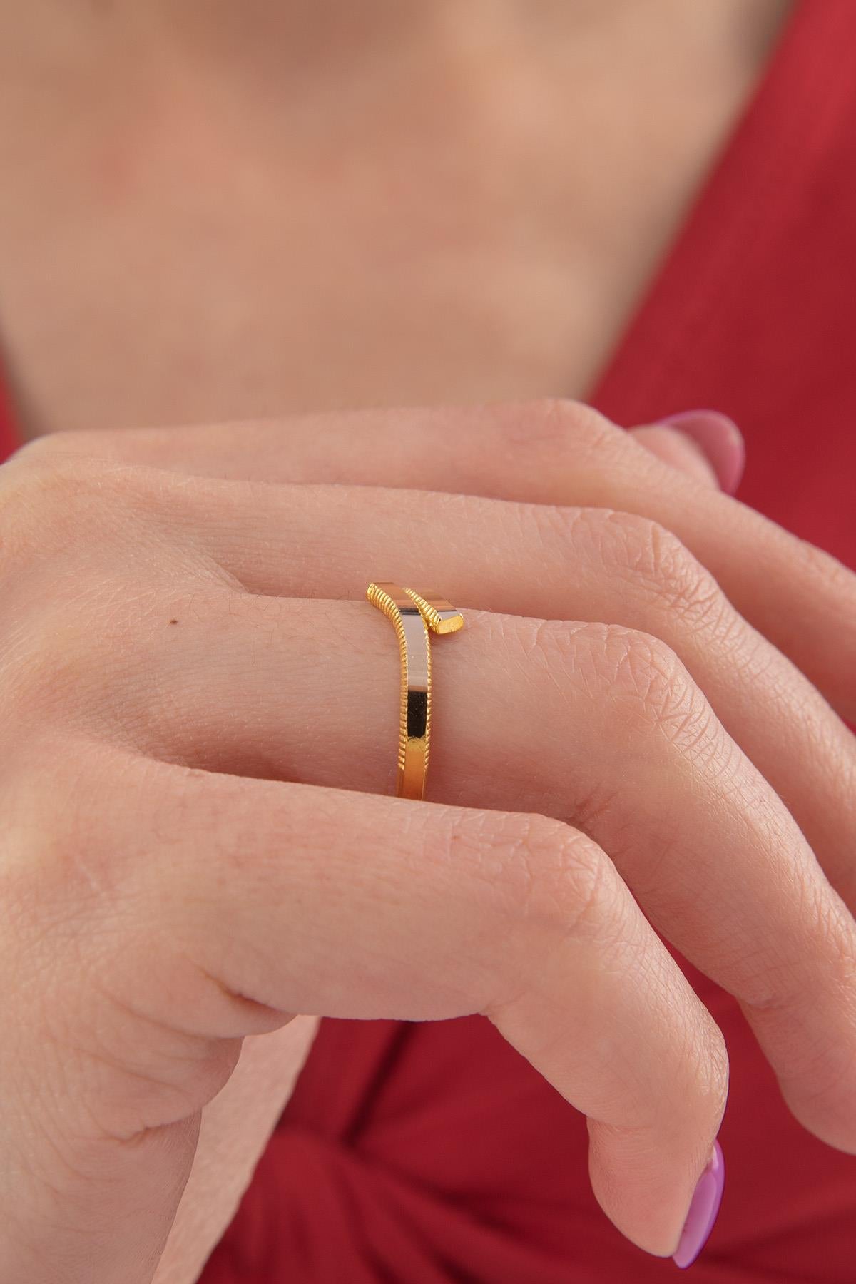 14K Gold Gleaming Double Oval Spiral Ring