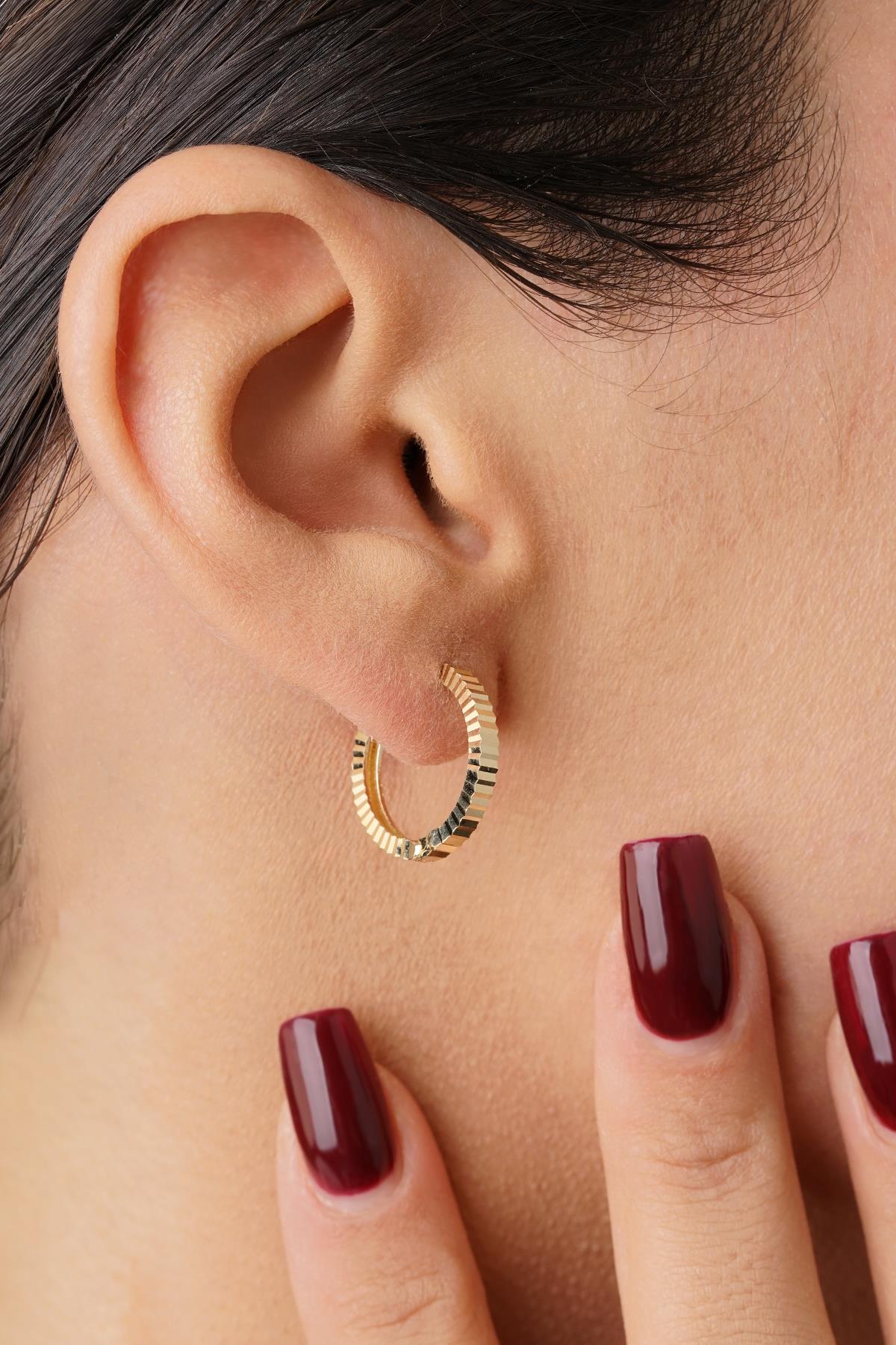 14K Gold Midi Diamond-Cut Hoop Earrings