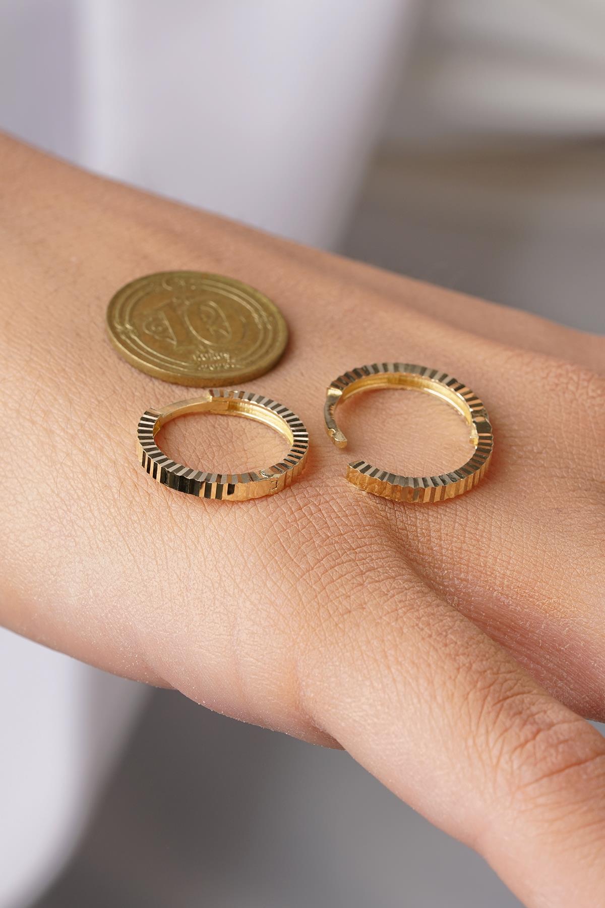 14K Gold Midi Diamond-Cut Hoop Earrings