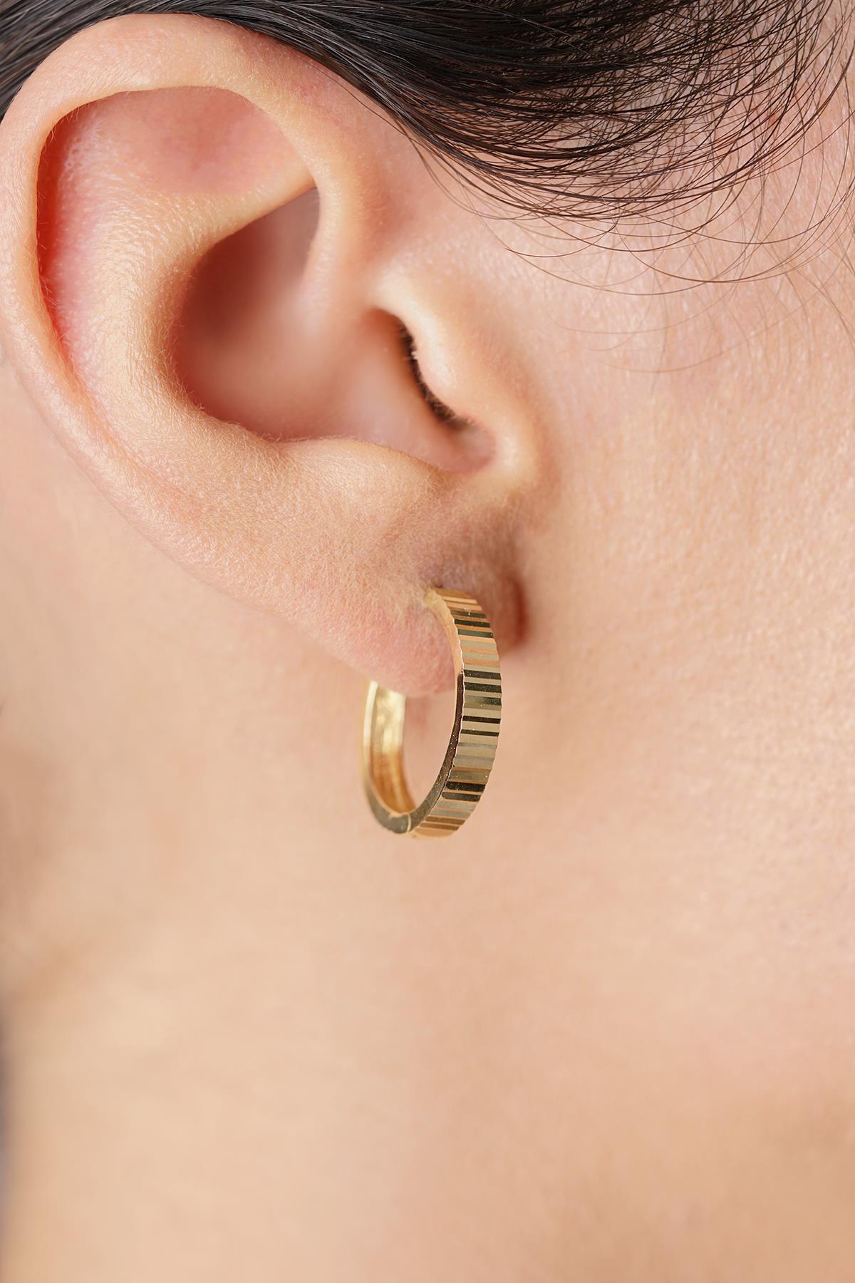 14K Gold Polished Medium Hoop Earrings