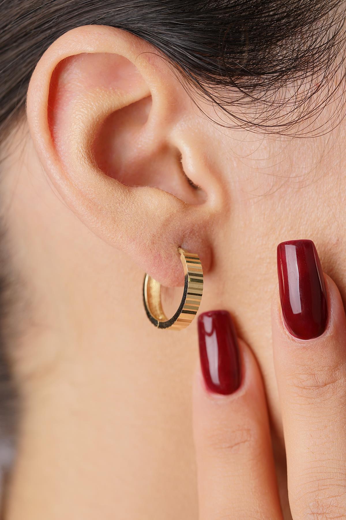 14K Gold Polished Midi Hoop Earrings