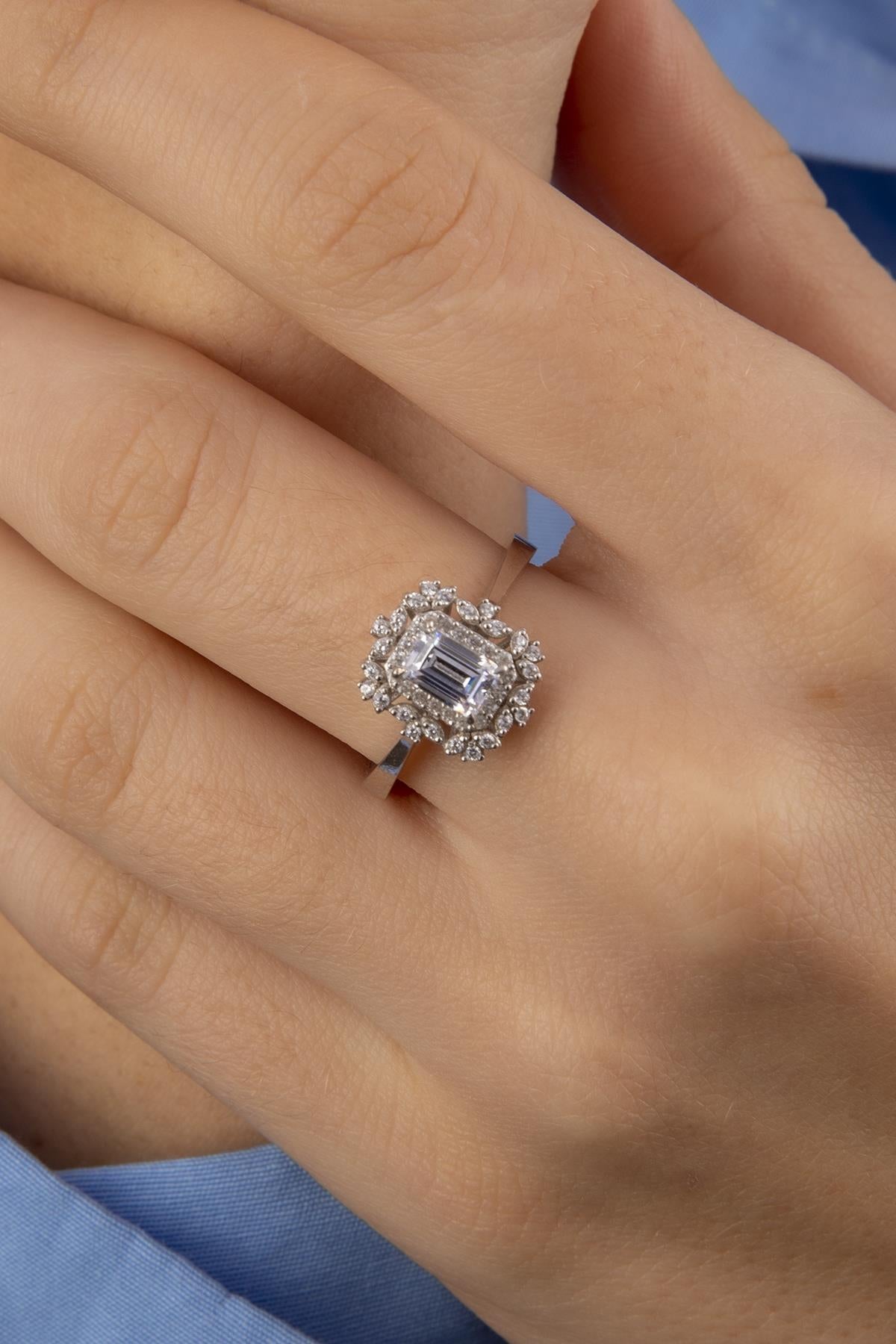 14K Gold Queen Baguette Ring White