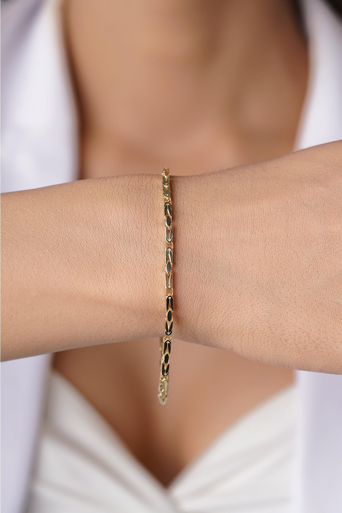 14K Gold Queen Chain Bracelet