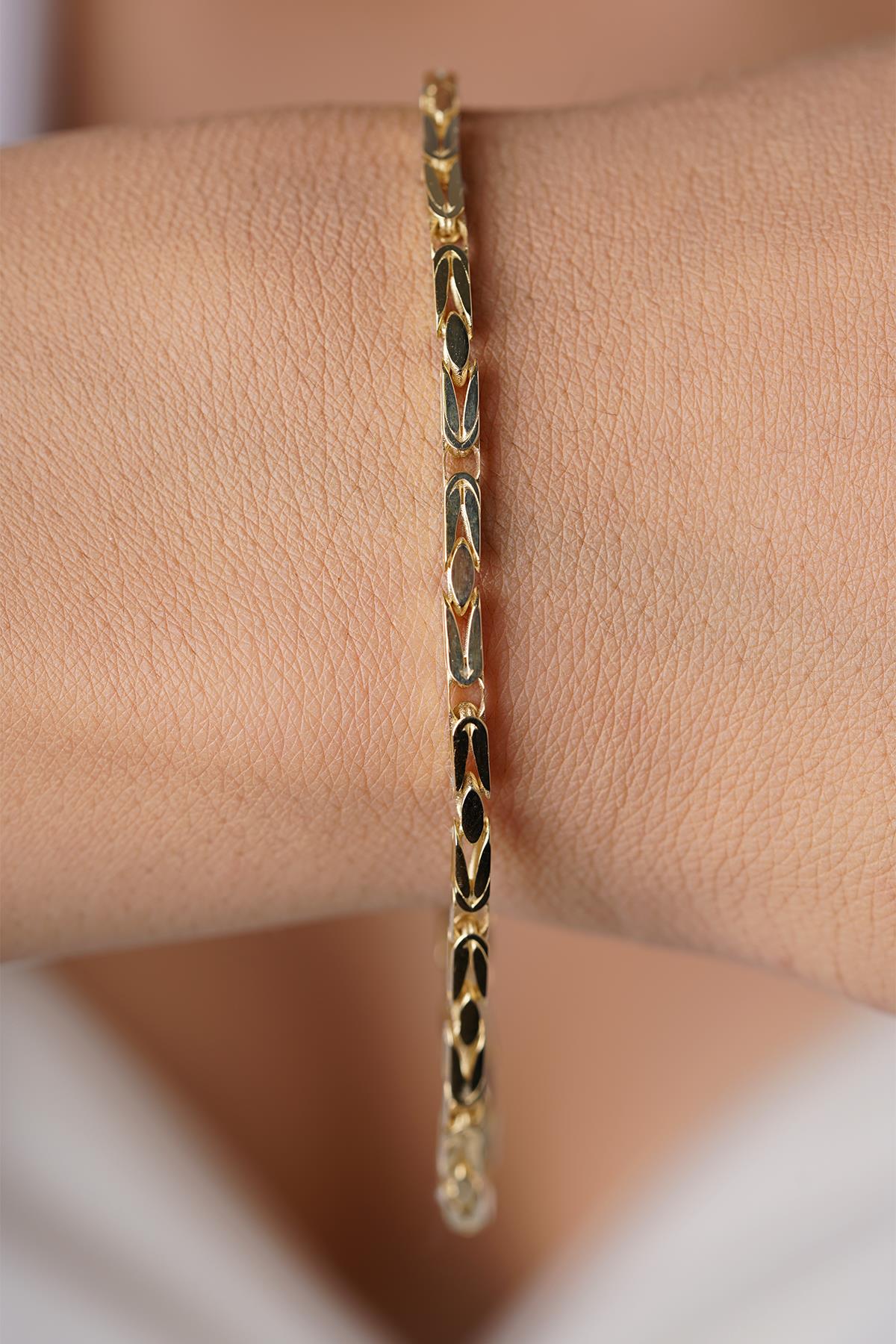 14K Gold Queen Chain Bracelet