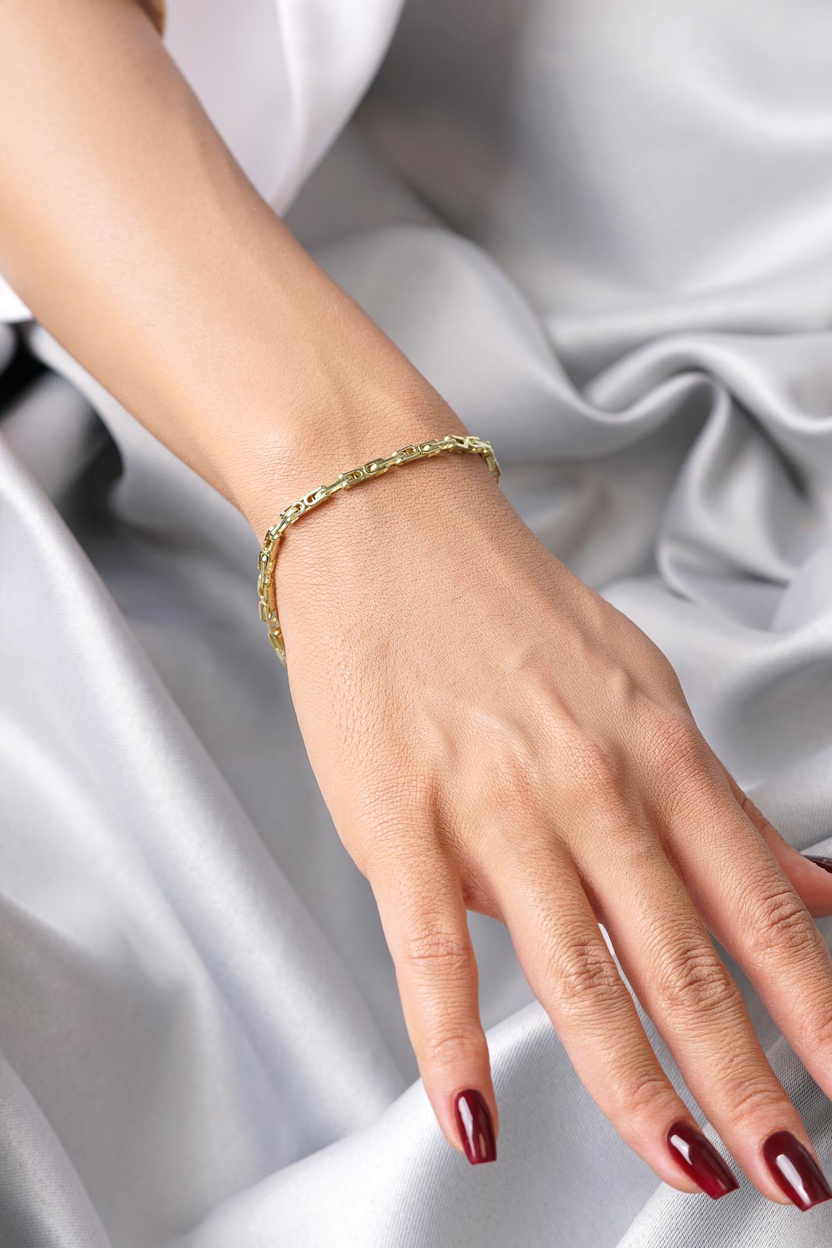 14K Gold Queen Link Statement Bracelet