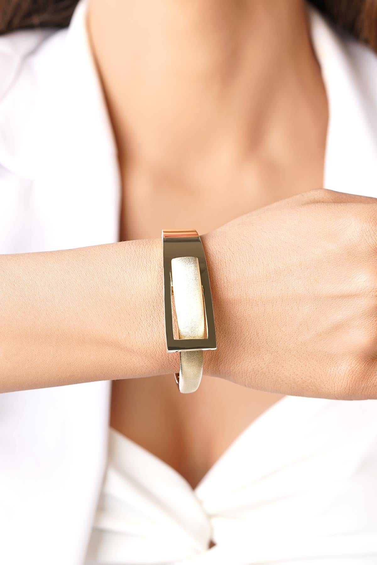 14K Gold Sandblasted Belt Design Bangle