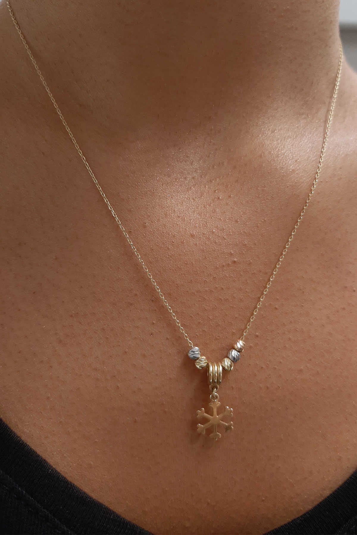 14K Gold Snowflake Shape Necklace