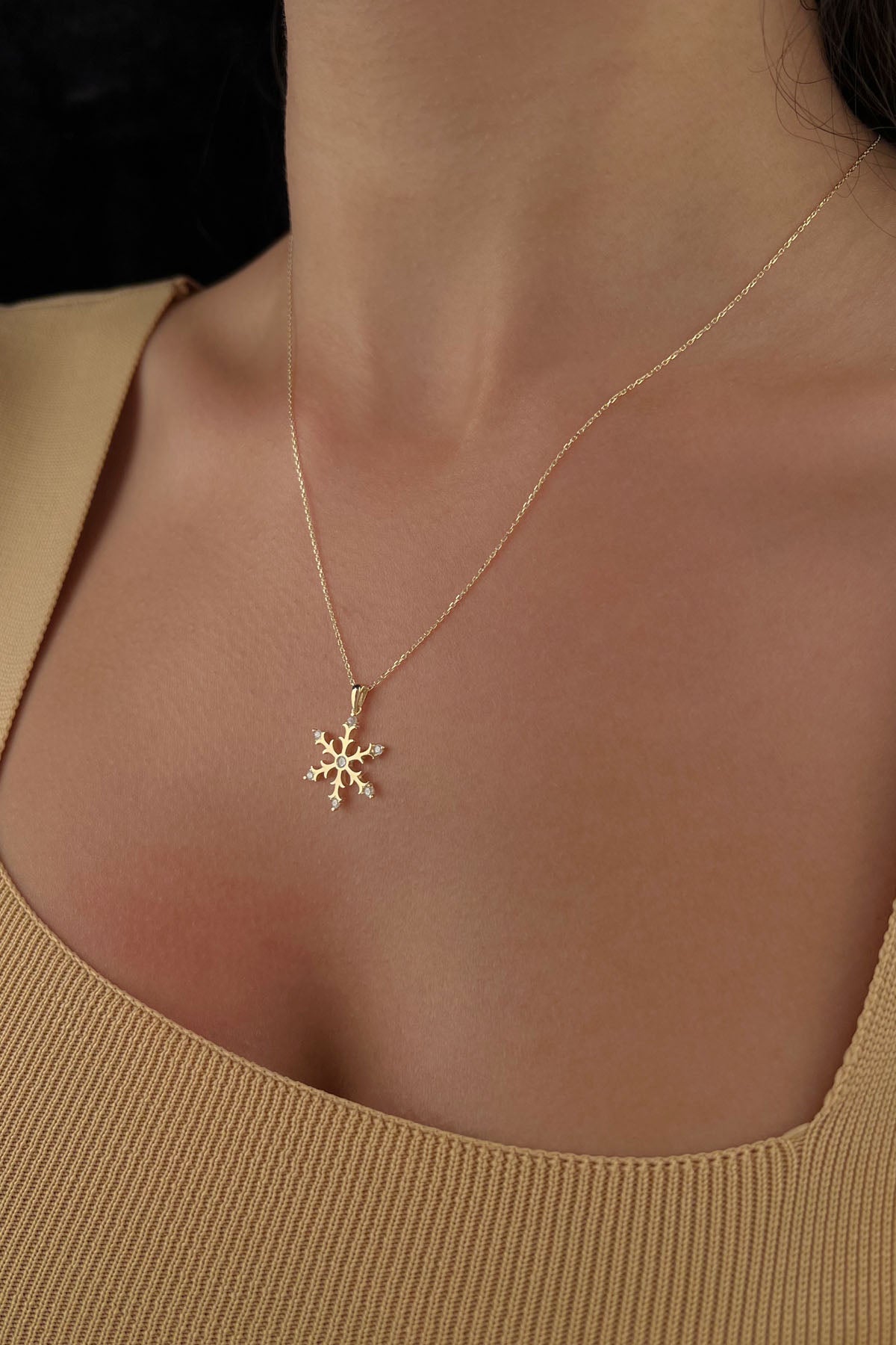 14K Gold Snowflake Shape Necklace