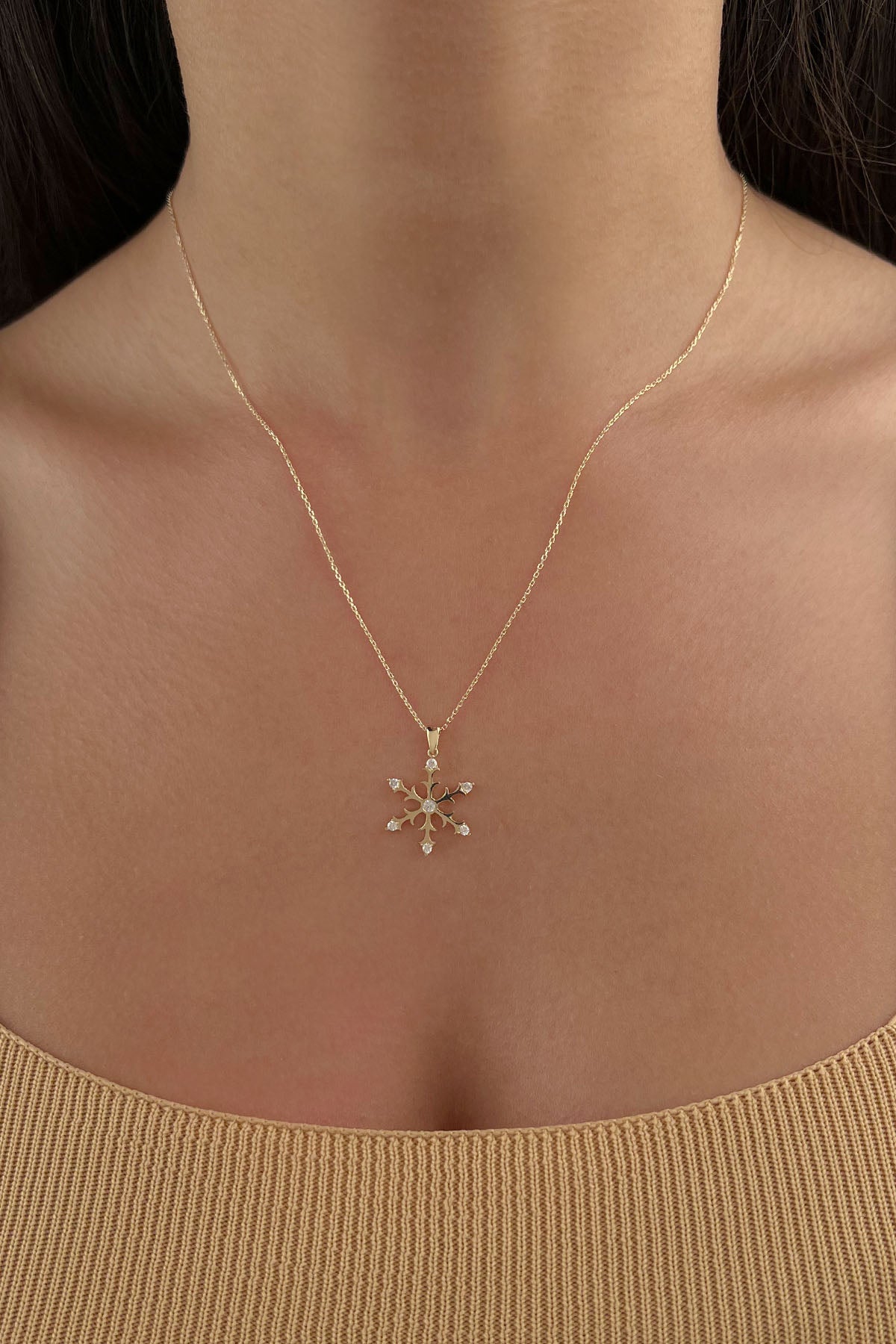 14K Gold Snowflake Shape Necklace