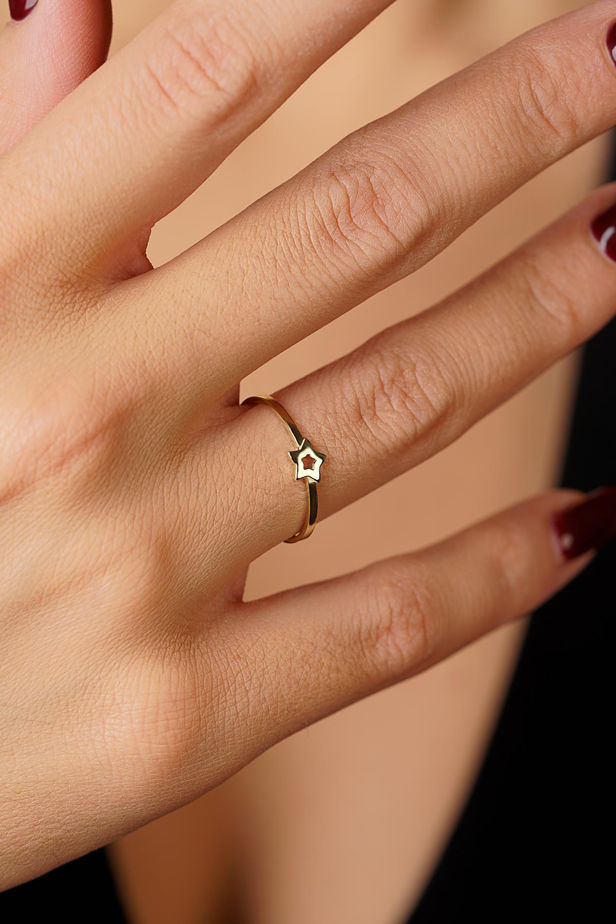 14K Gold Sparkling Star Ring