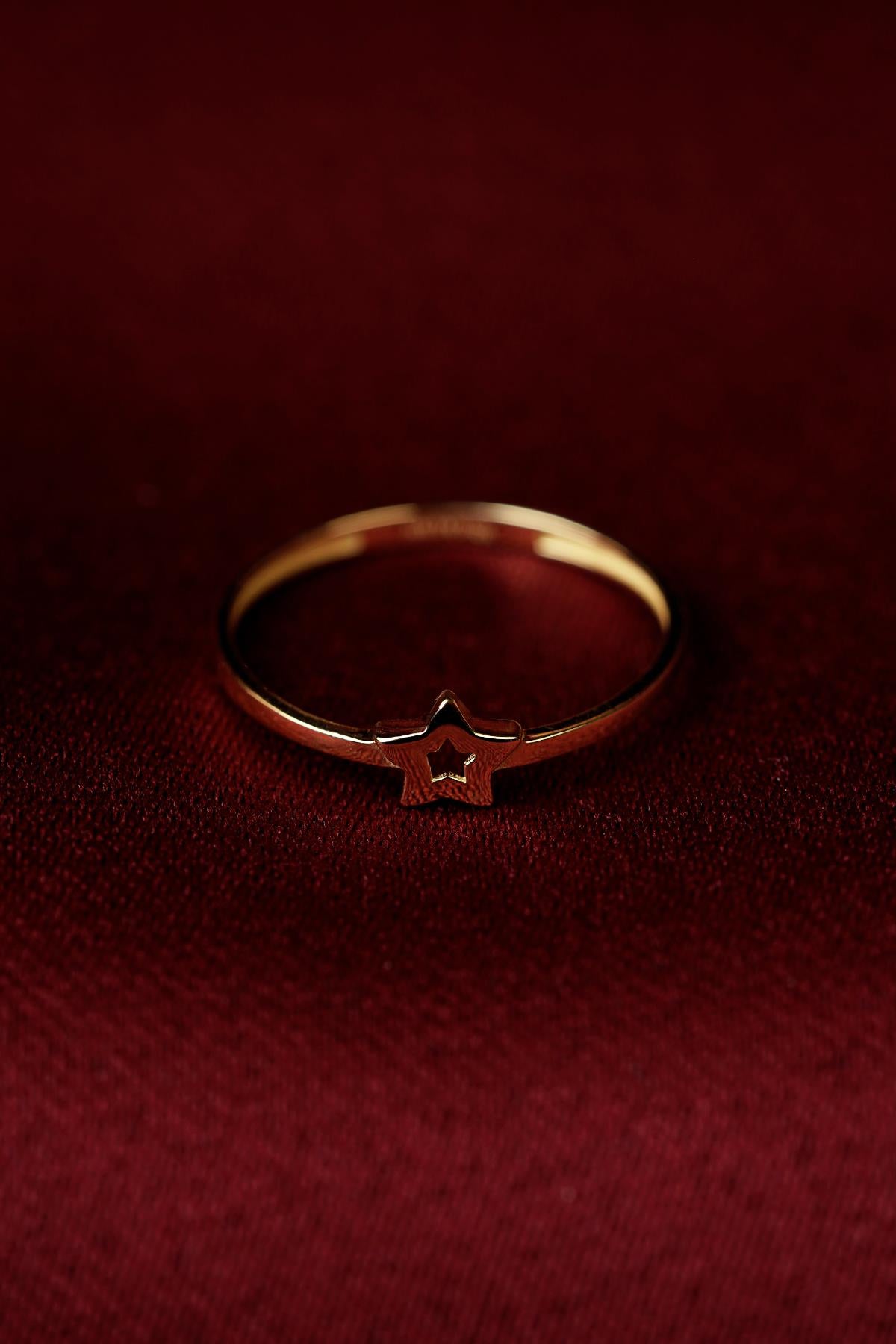 14K Gold Sparkling Star Ring
