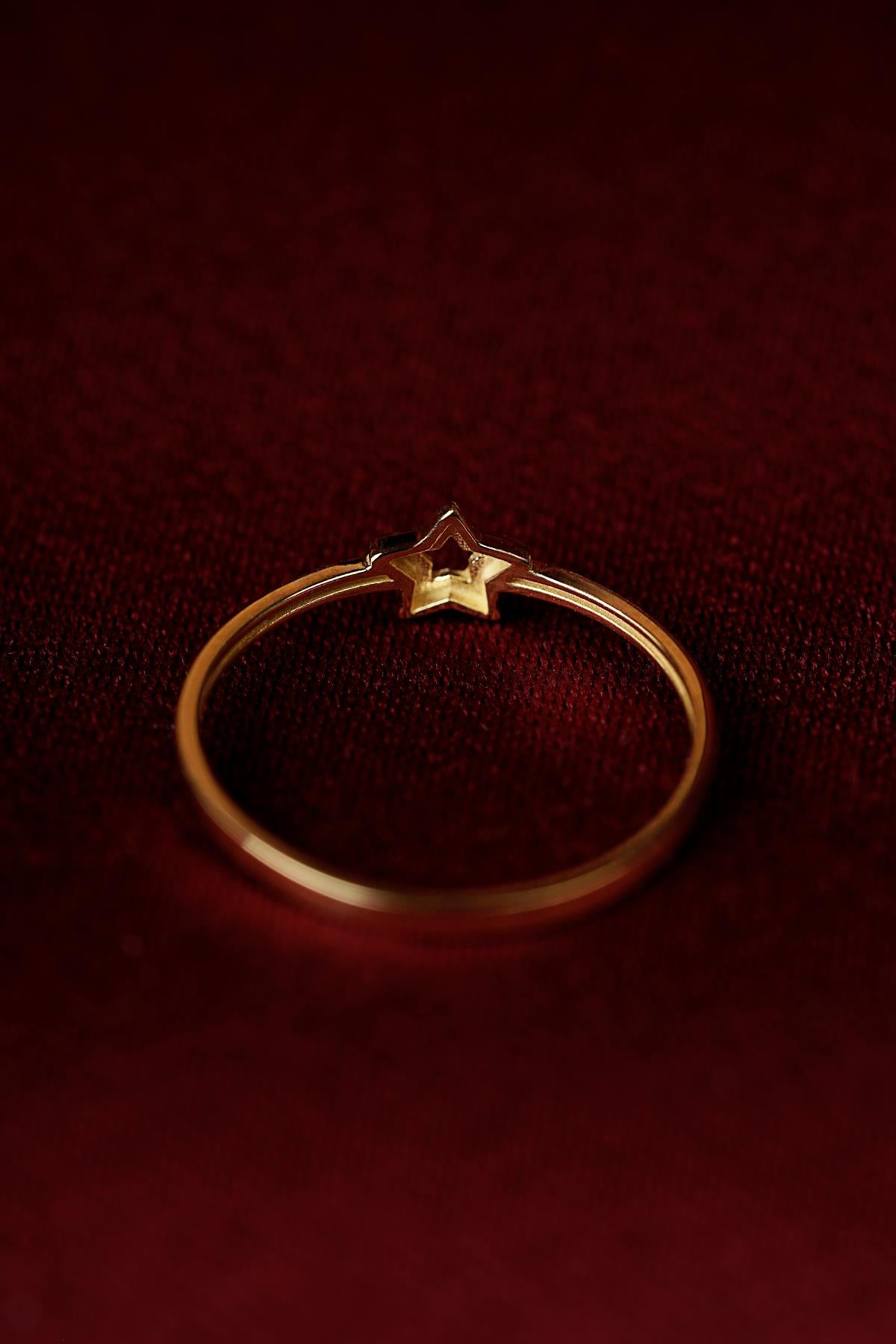 14K Gold Sparkling Star Ring