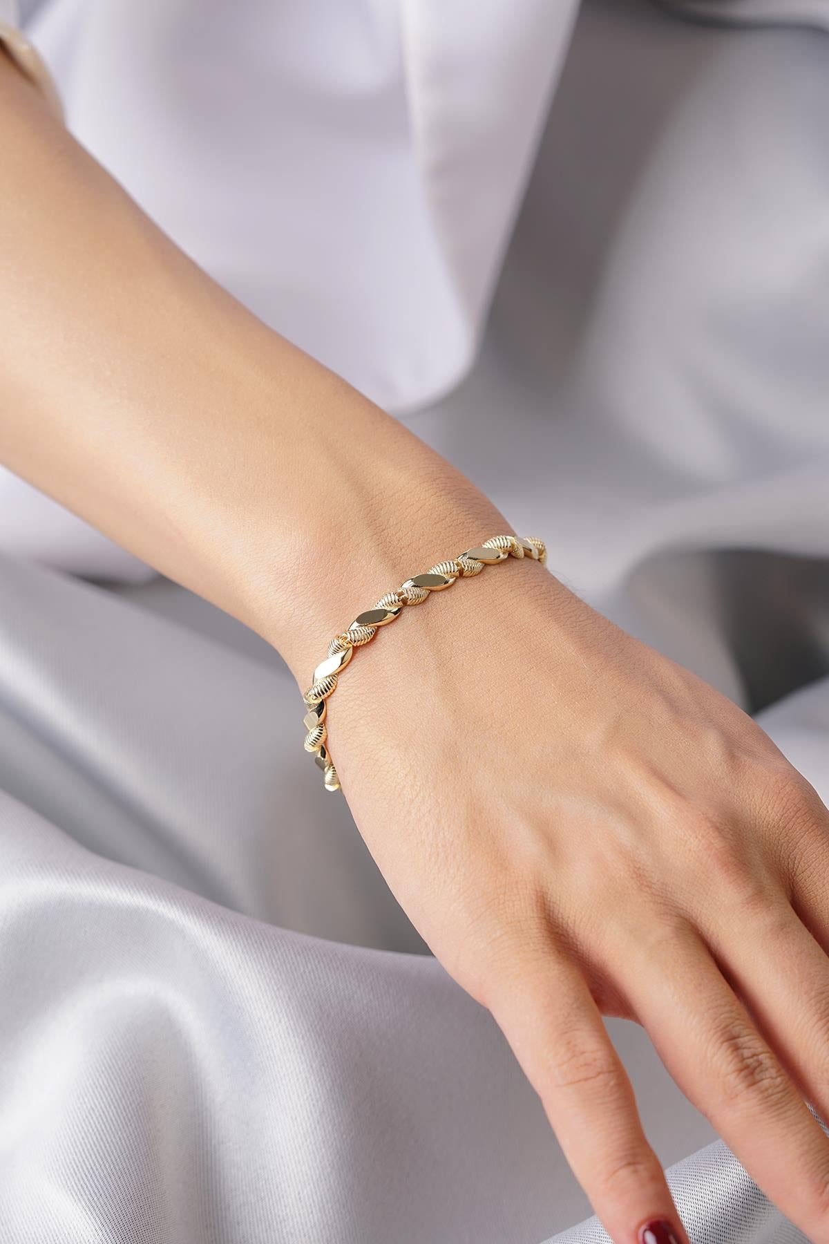 14K Gold Sparkling Twisted Bracelet