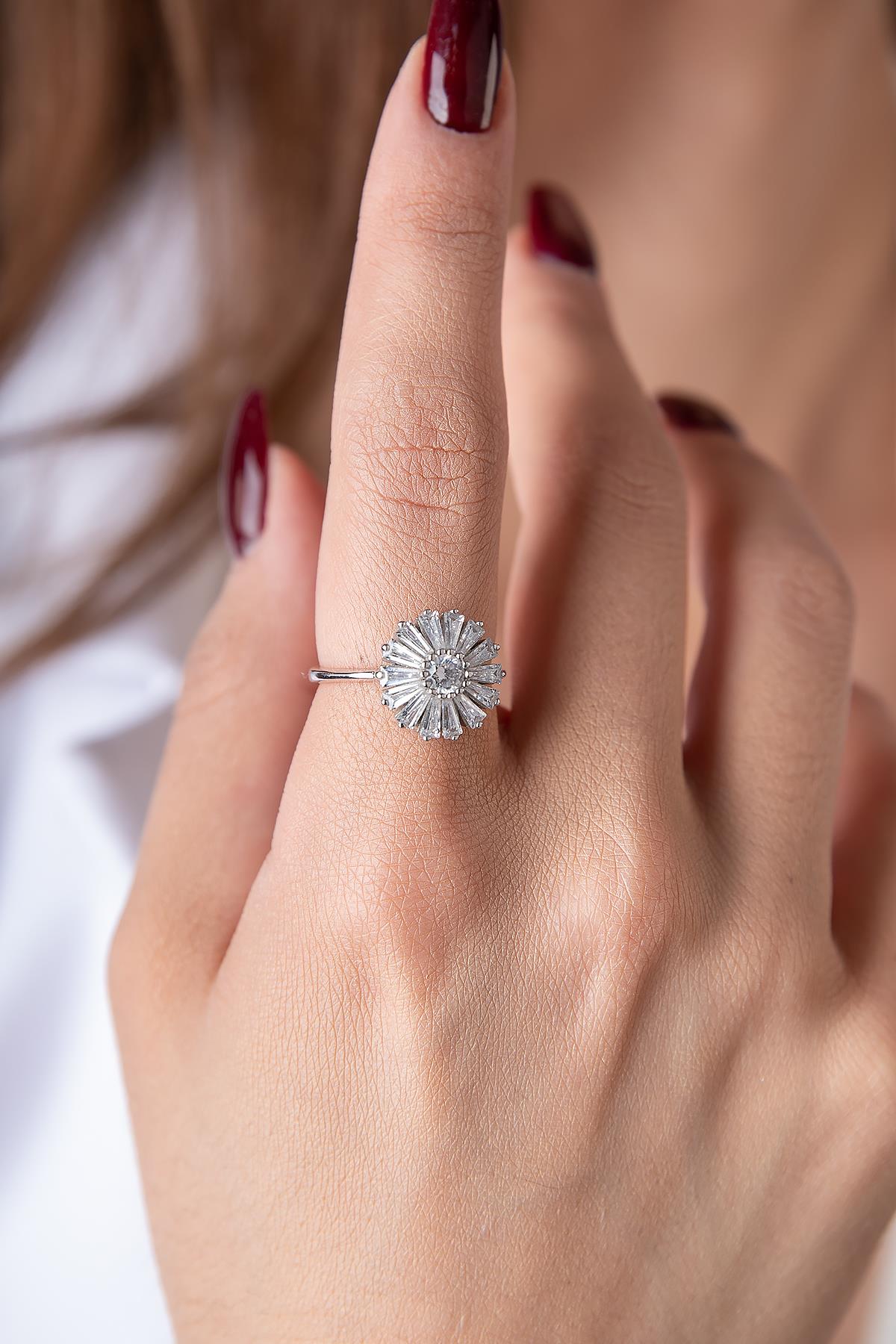 14K Gold Stone Daisy Motif Ring