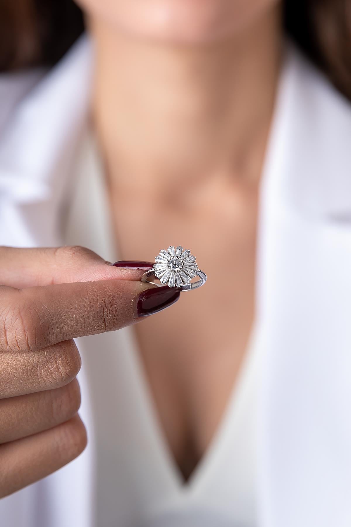 14K Gold Stone Daisy Motif Ring