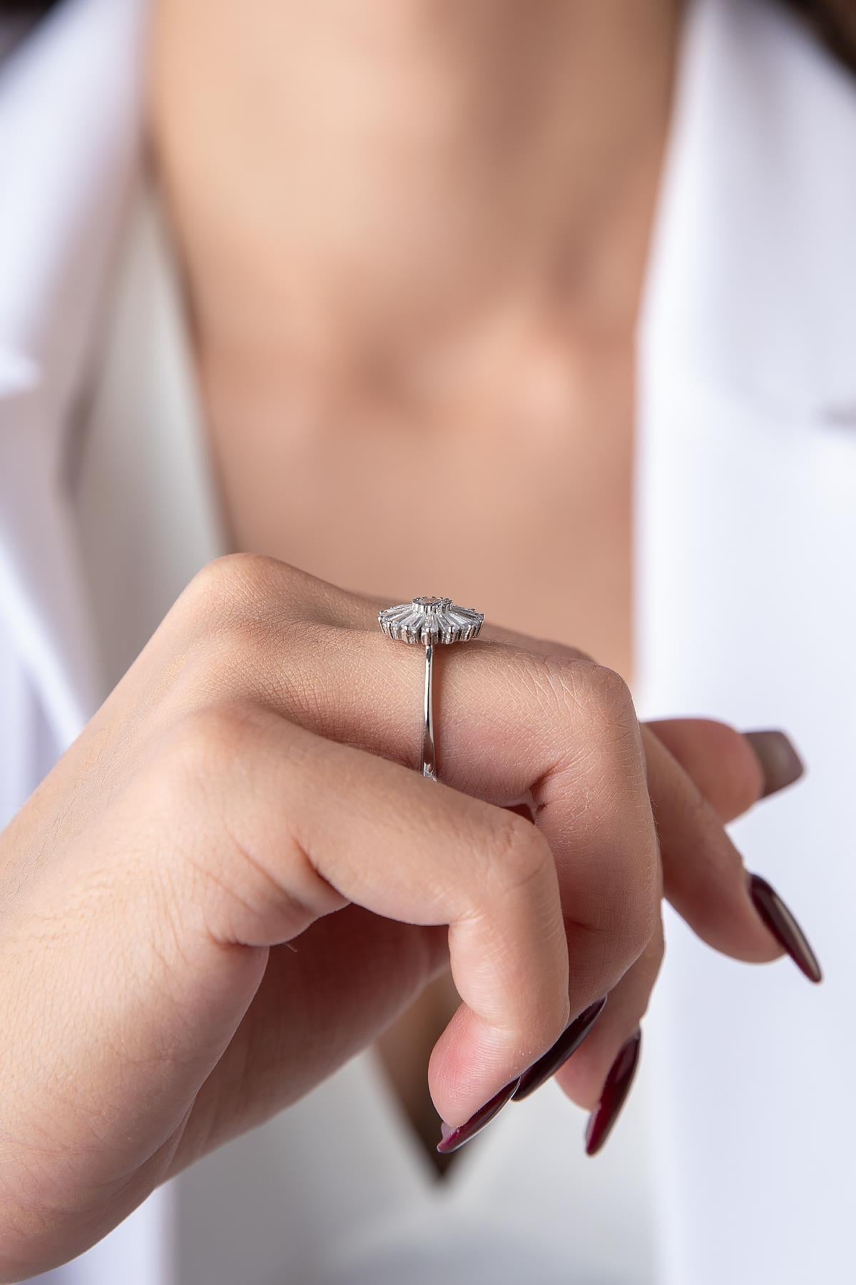 14K Gold Stone Daisy Motif Ring