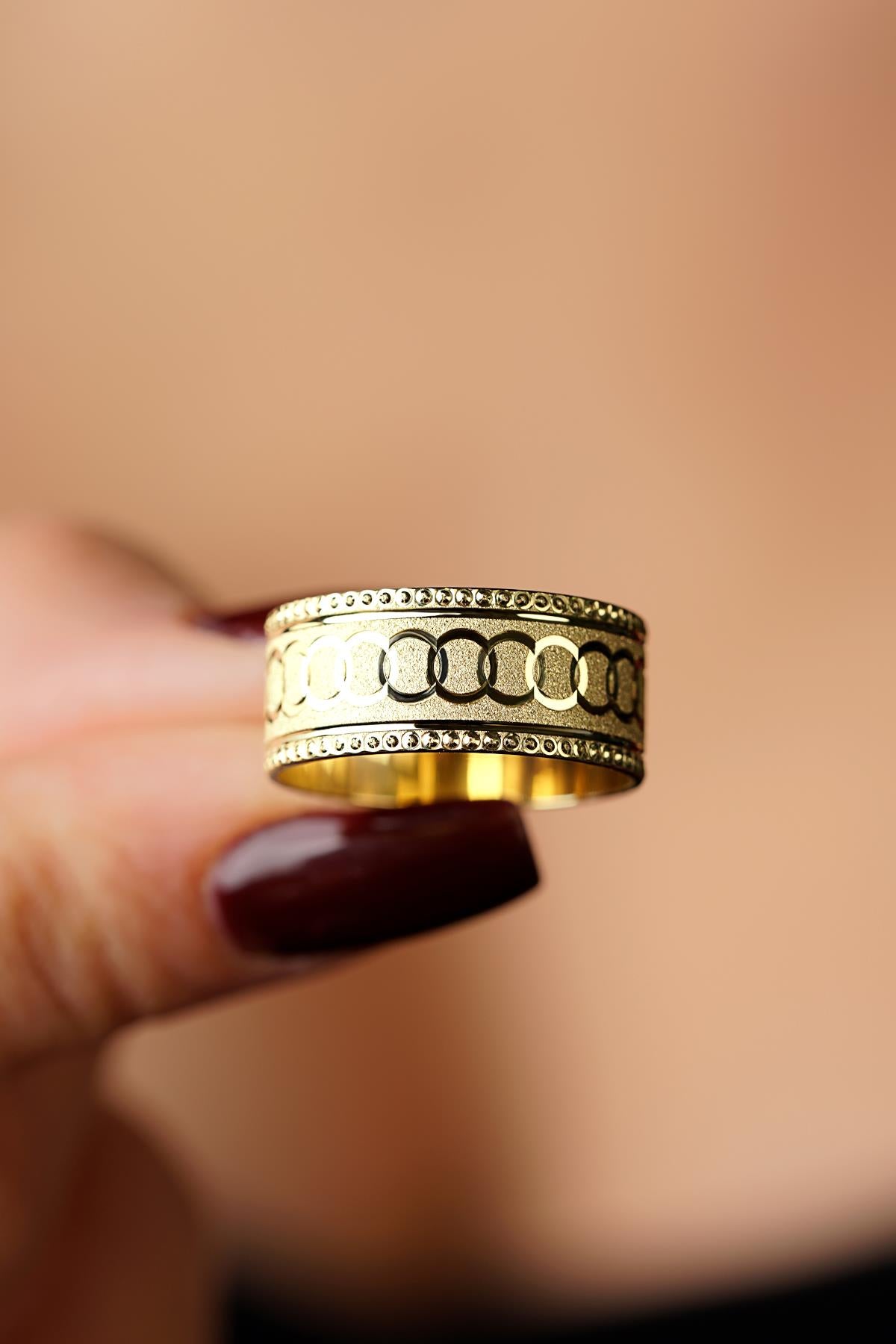 14K Gold Strudel Wedding Band
