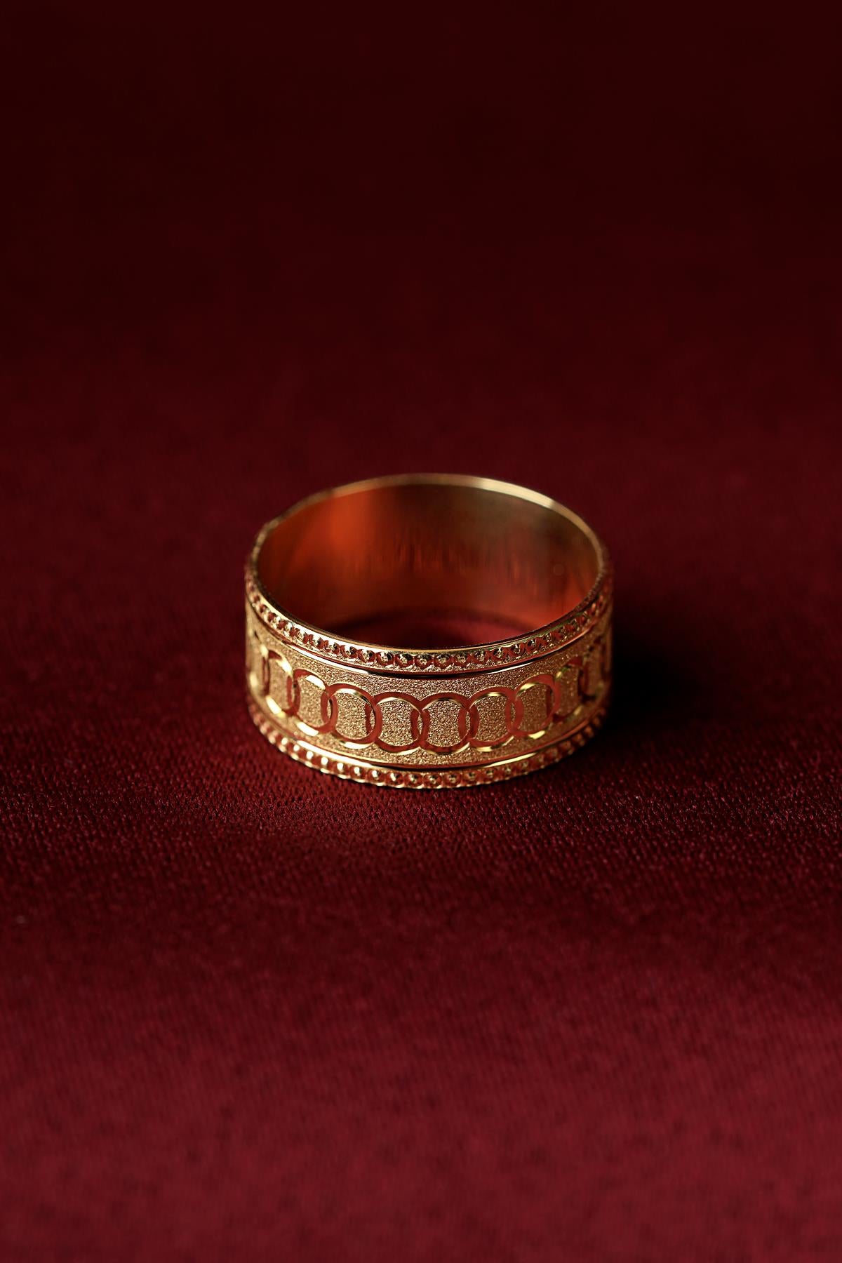 14K Gold Strudel Wedding Band