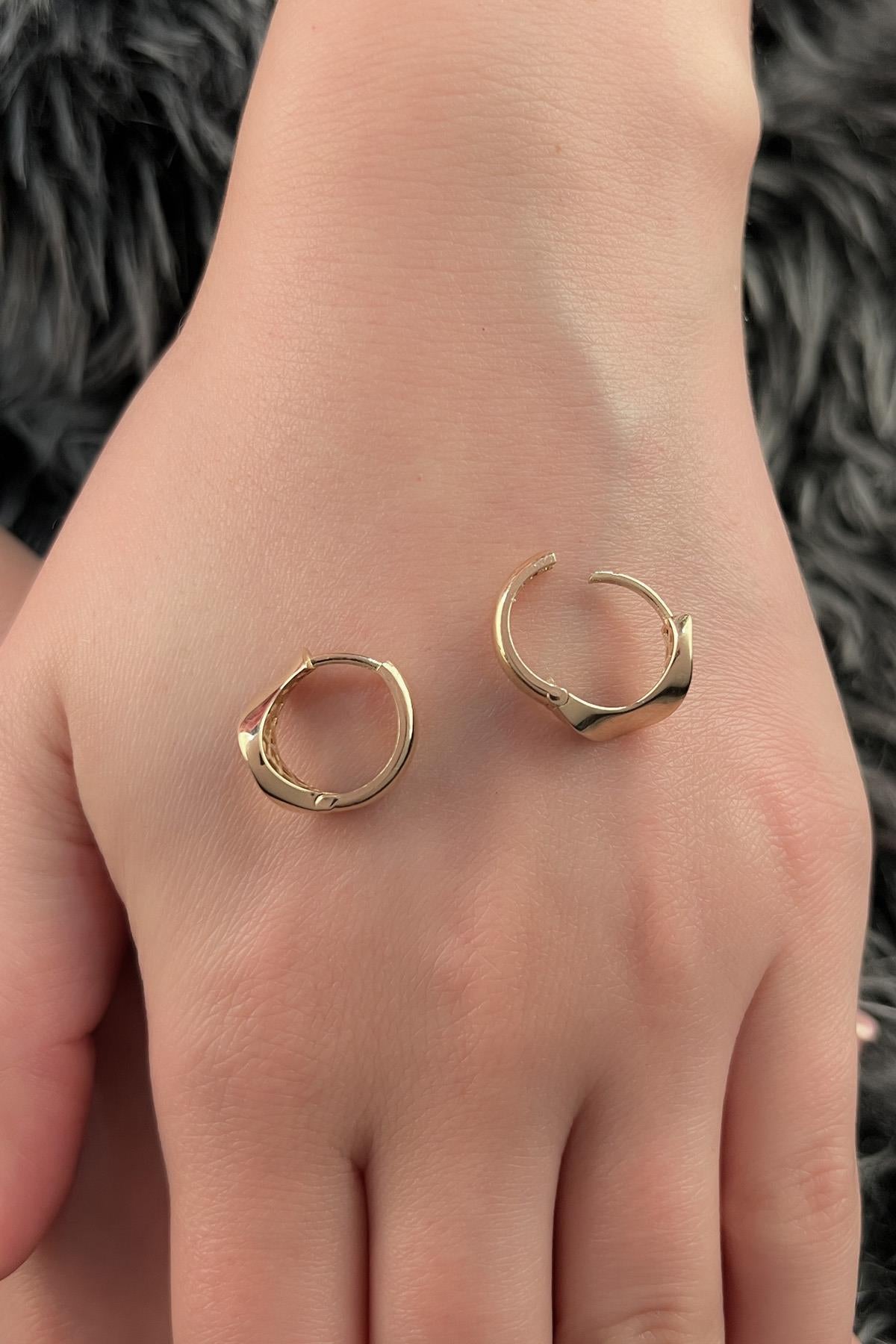 14K Gold Wavy Huggie Earrings