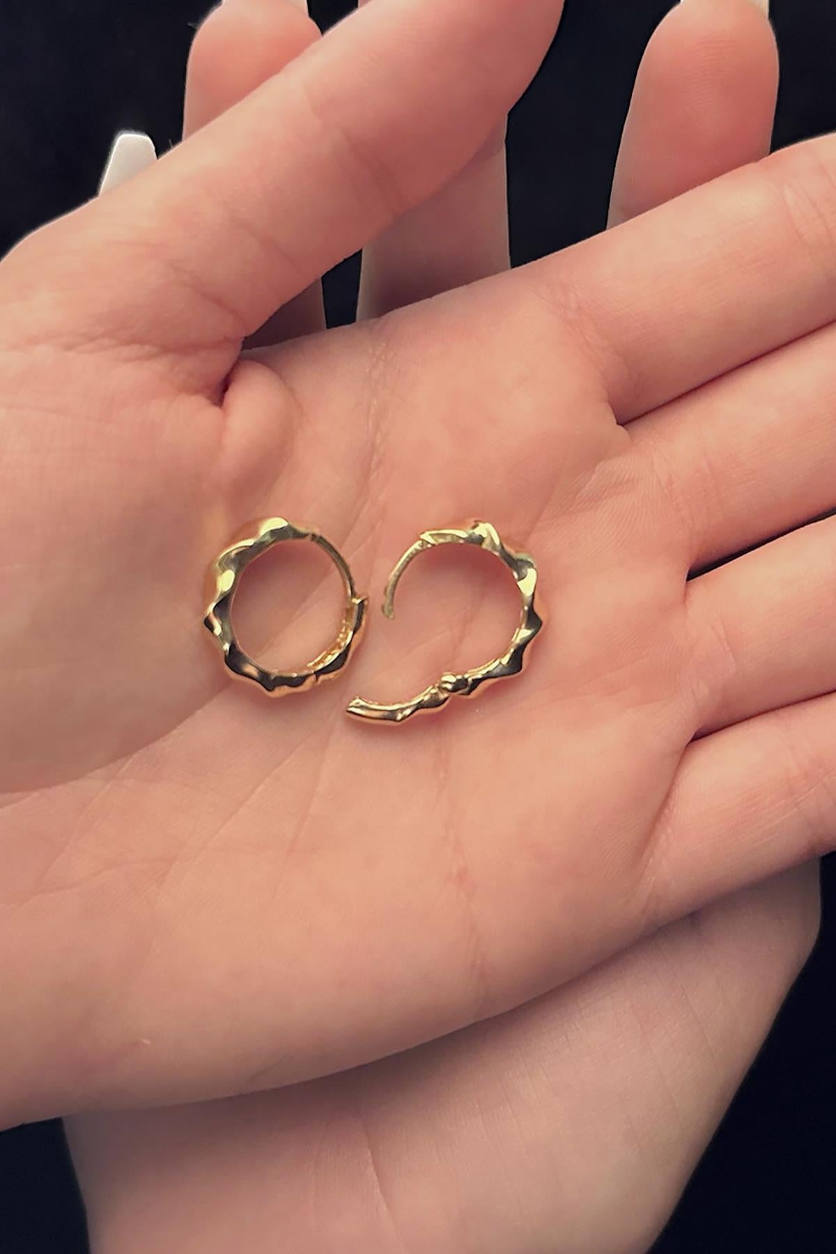 14K Gold Wavy Huggie Hoop Earrings