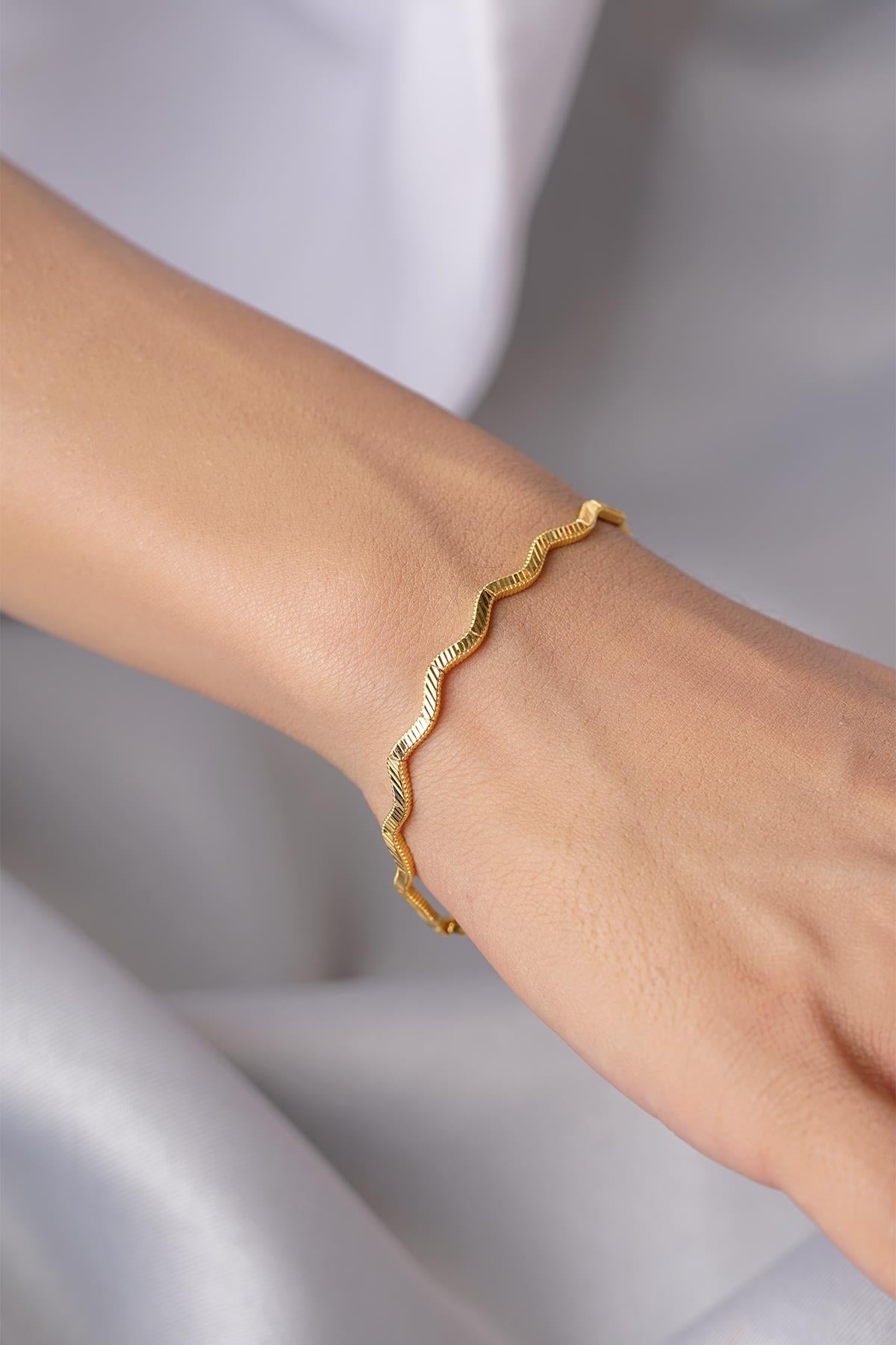 14K Gold Zigzag Ajda Bracelet with Pen Finish – 22K Appearance