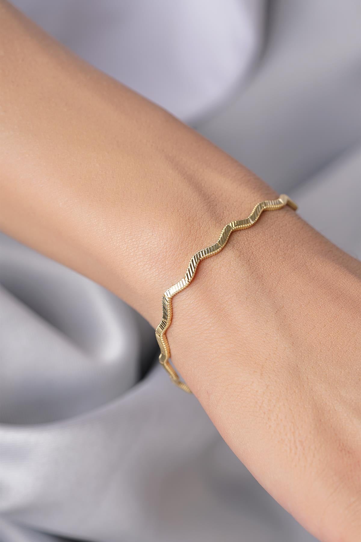 14K Gold Zigzag Ajda Bracelet with Pen Finish – 22K Appearance