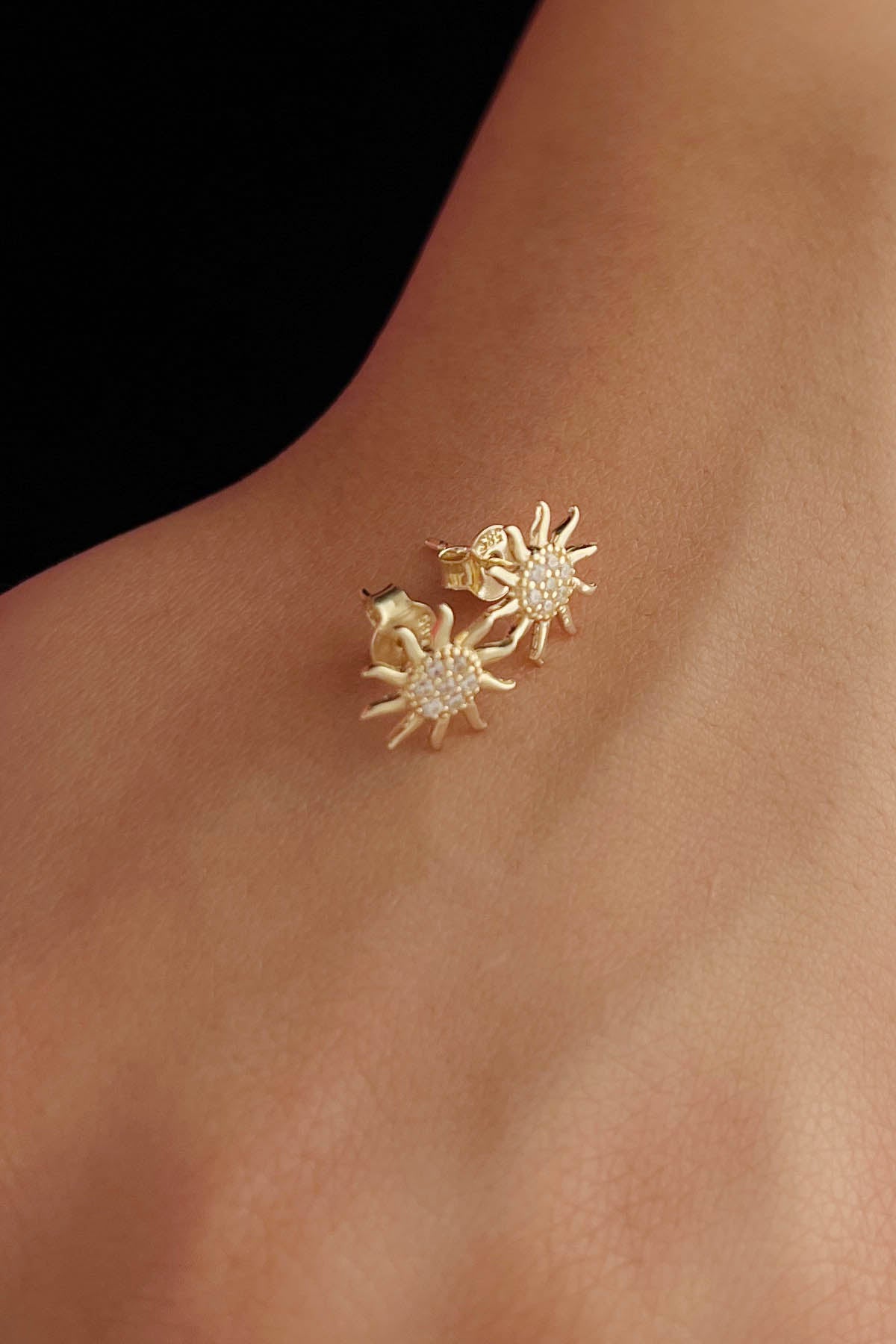 14K Gold Sun Shape Stud Earrings