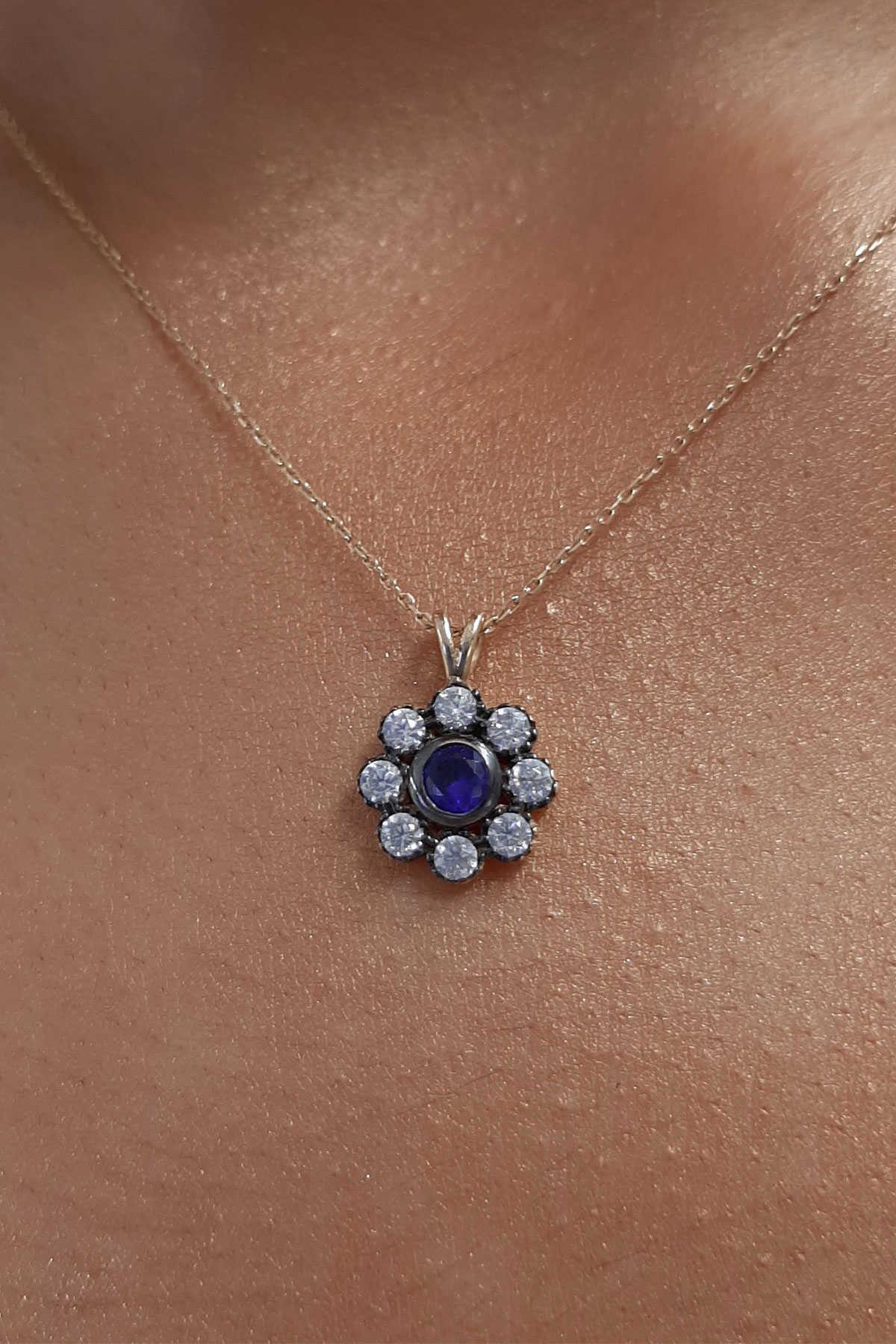 14K Gold Antique Daisy Shape Necklace