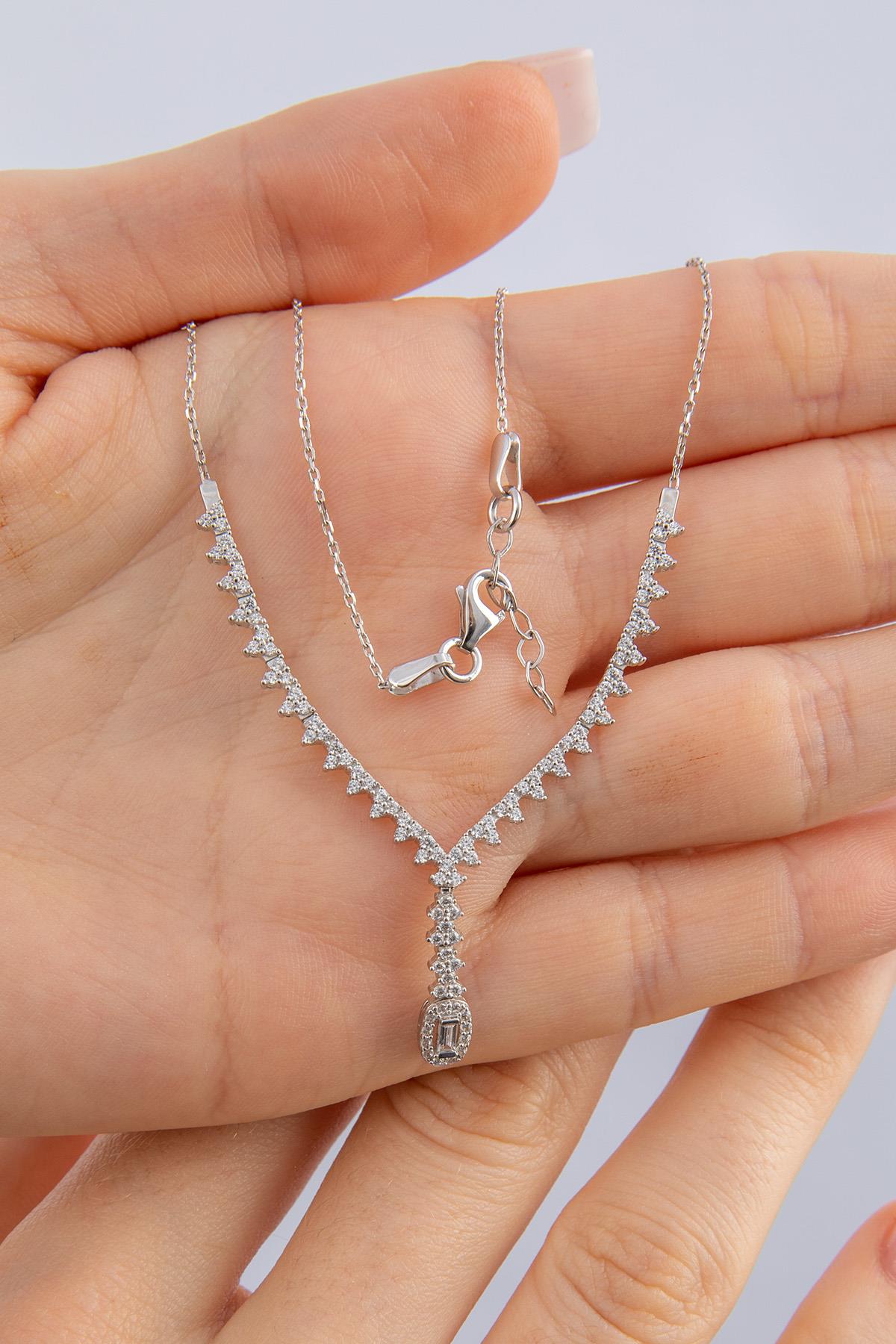 14K Gold Baguette Detailed  Necklace