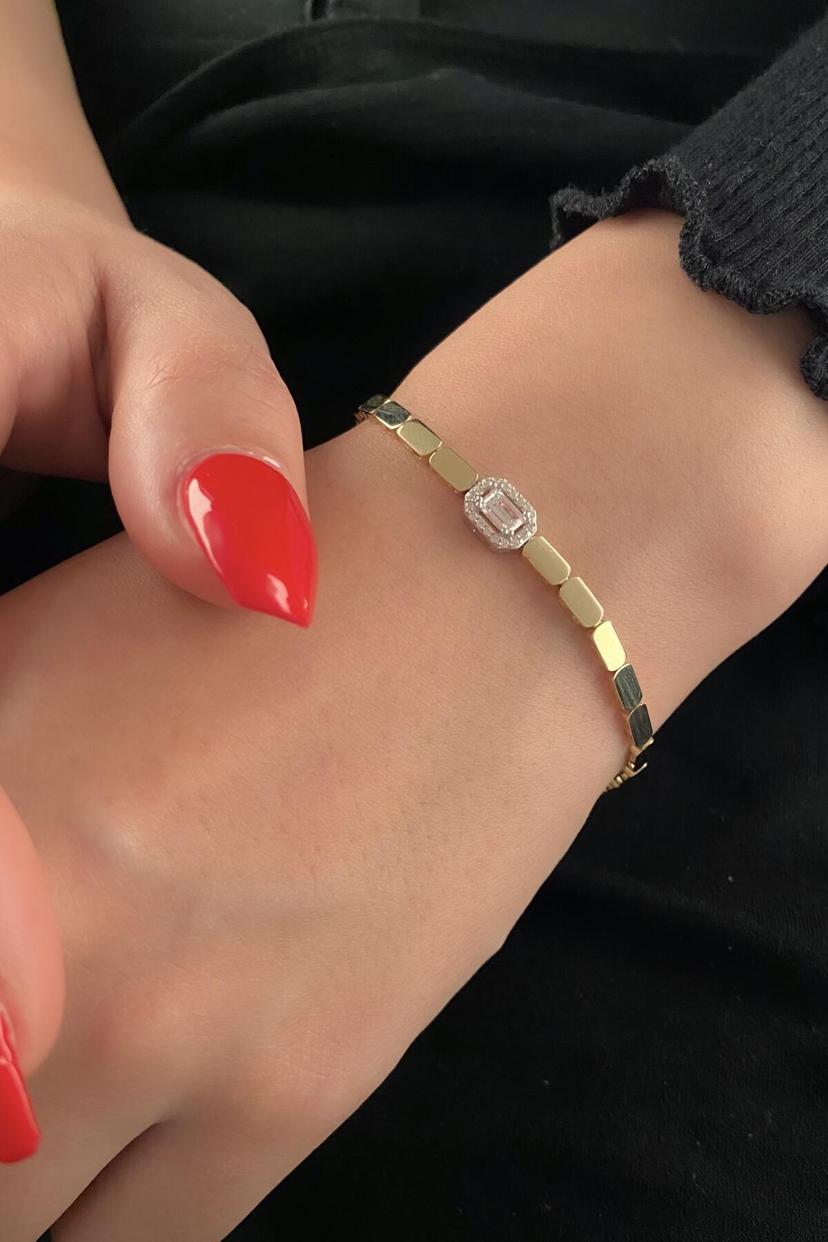 14K Gold Baguette Stone Detail Honeycomb Bracelet