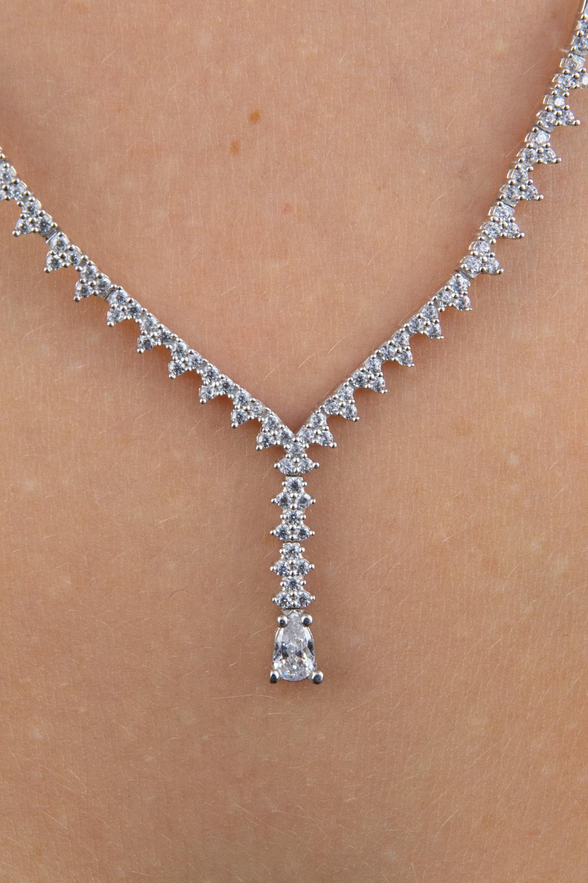 14K Gold Charming White Stone Set