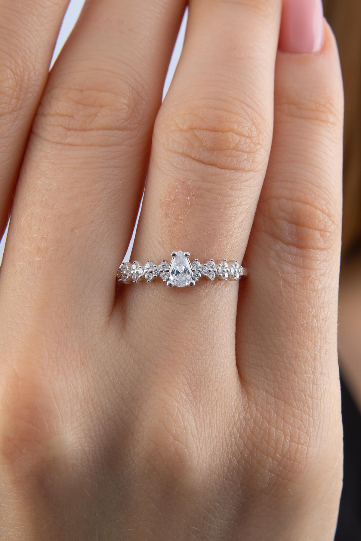 14K Gold Charming White Stone Set