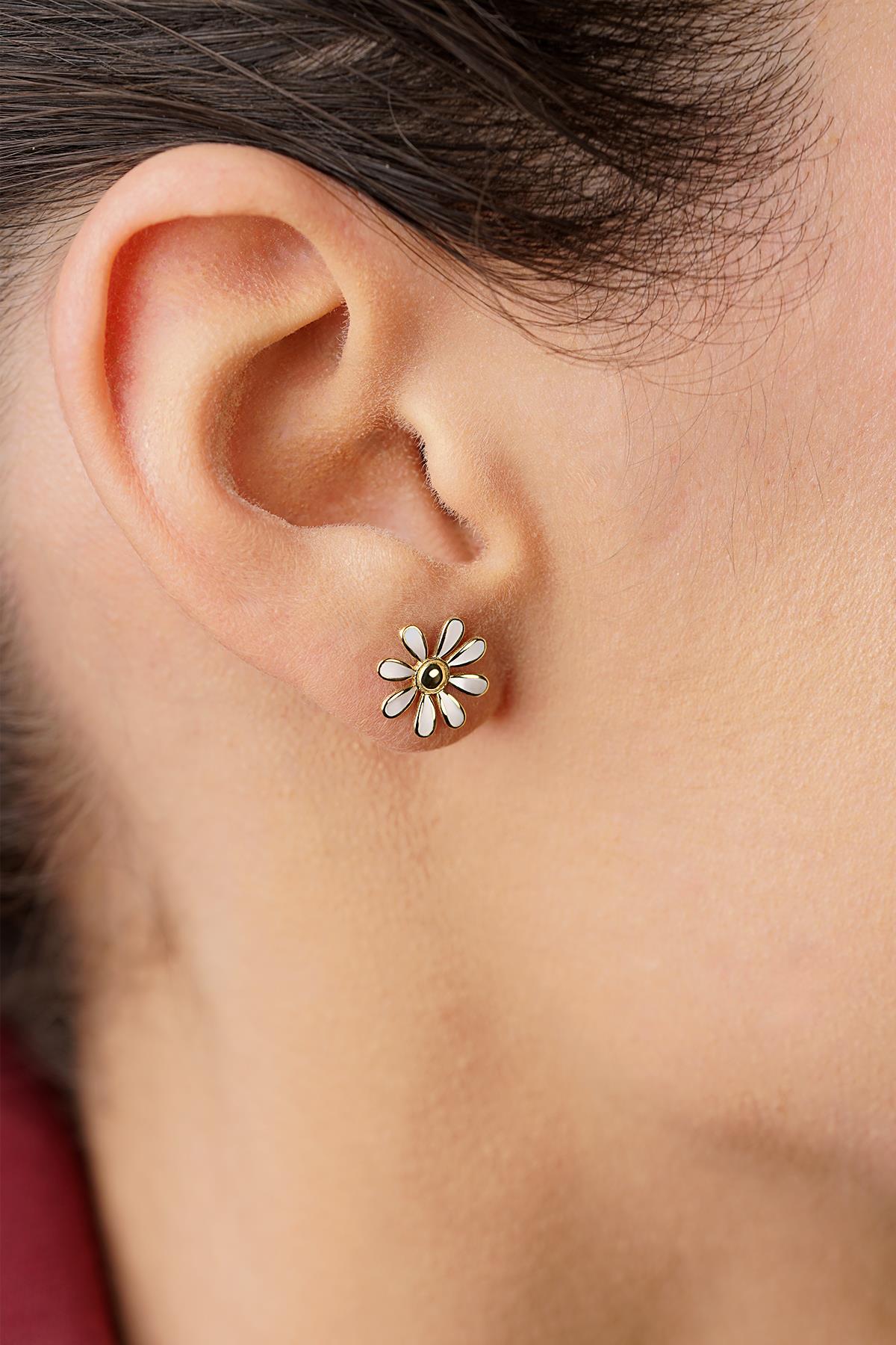 14K Gold Daisy Earrings