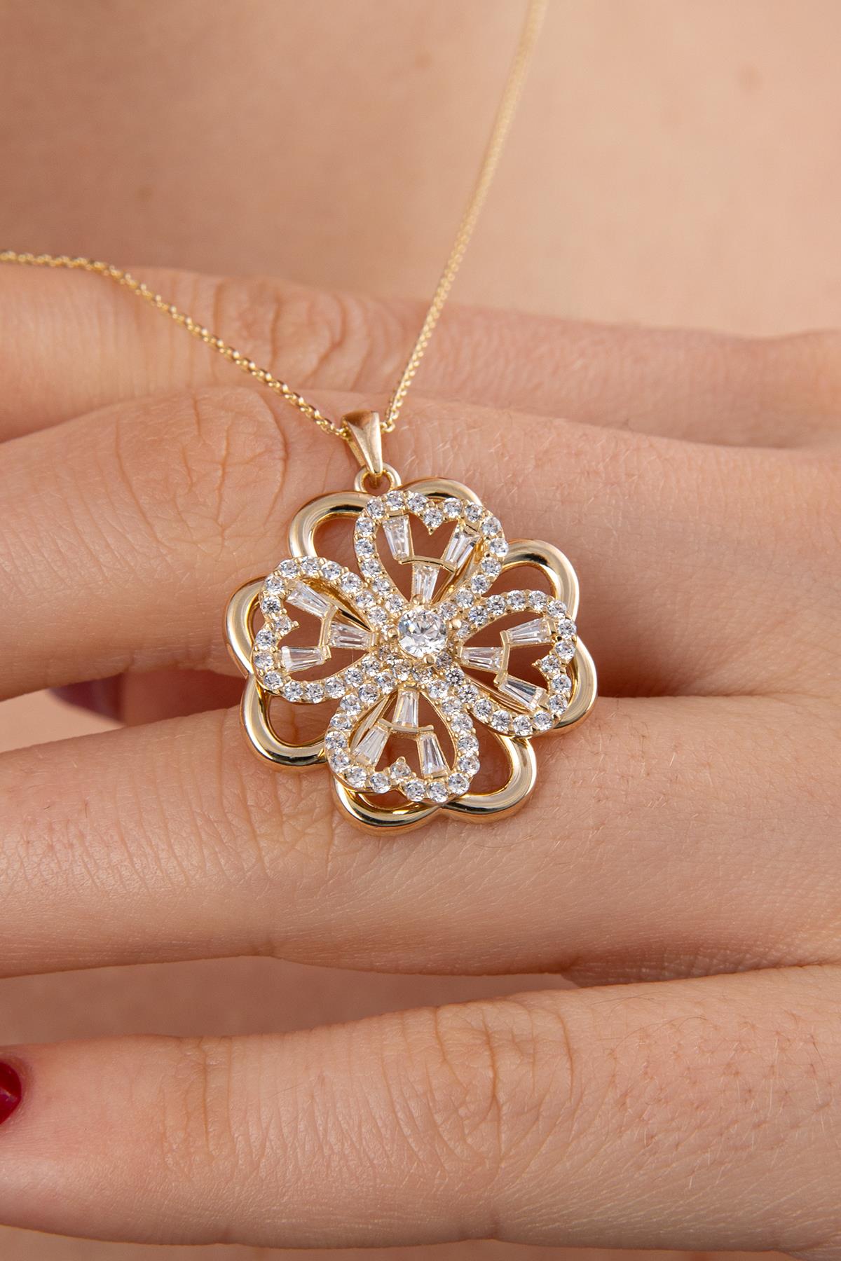 14K Gold Four Leaf Clover Necklace With White Stone İn The Middle