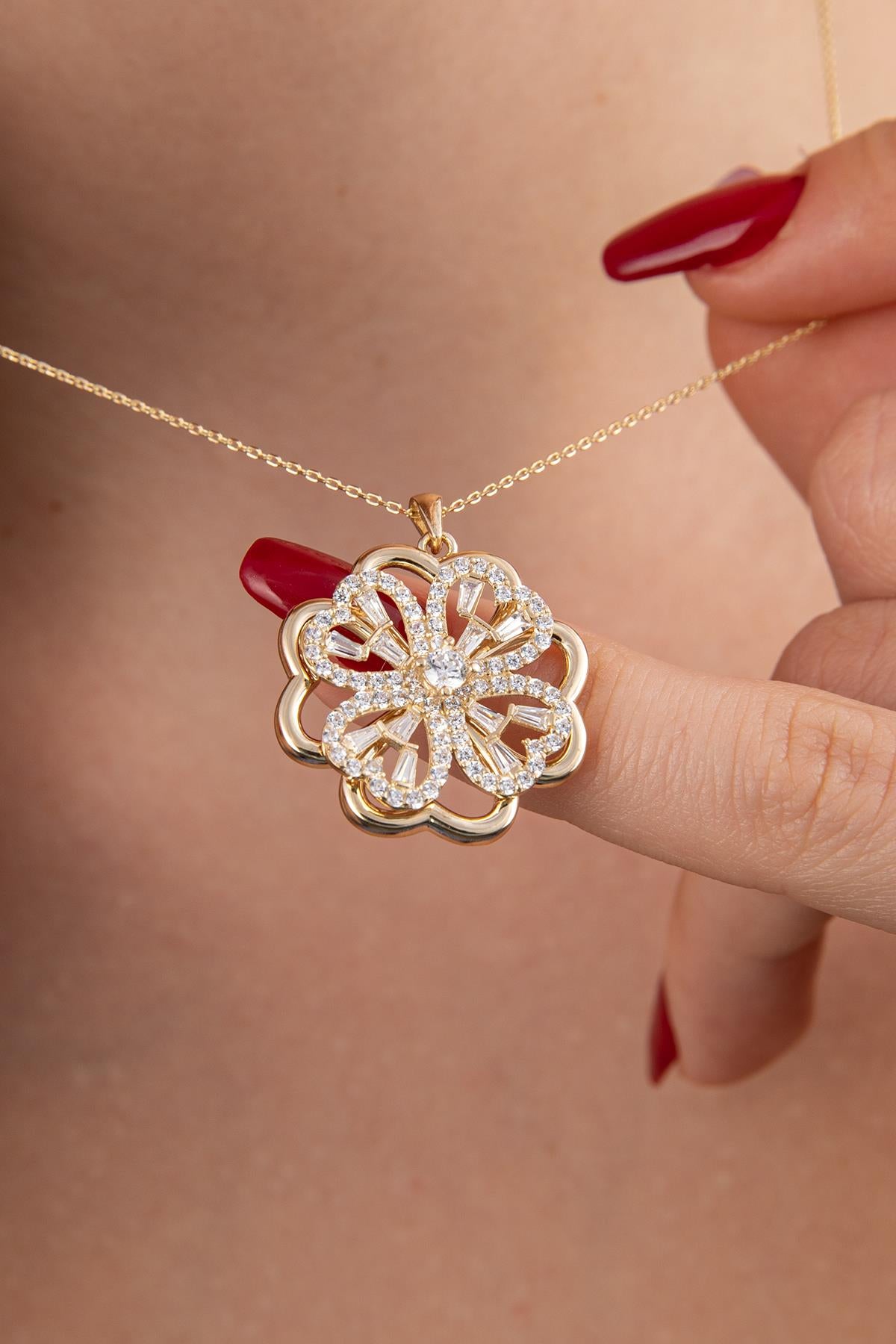 14K Gold Four Leaf Clover Necklace With White Stone İn The Middle