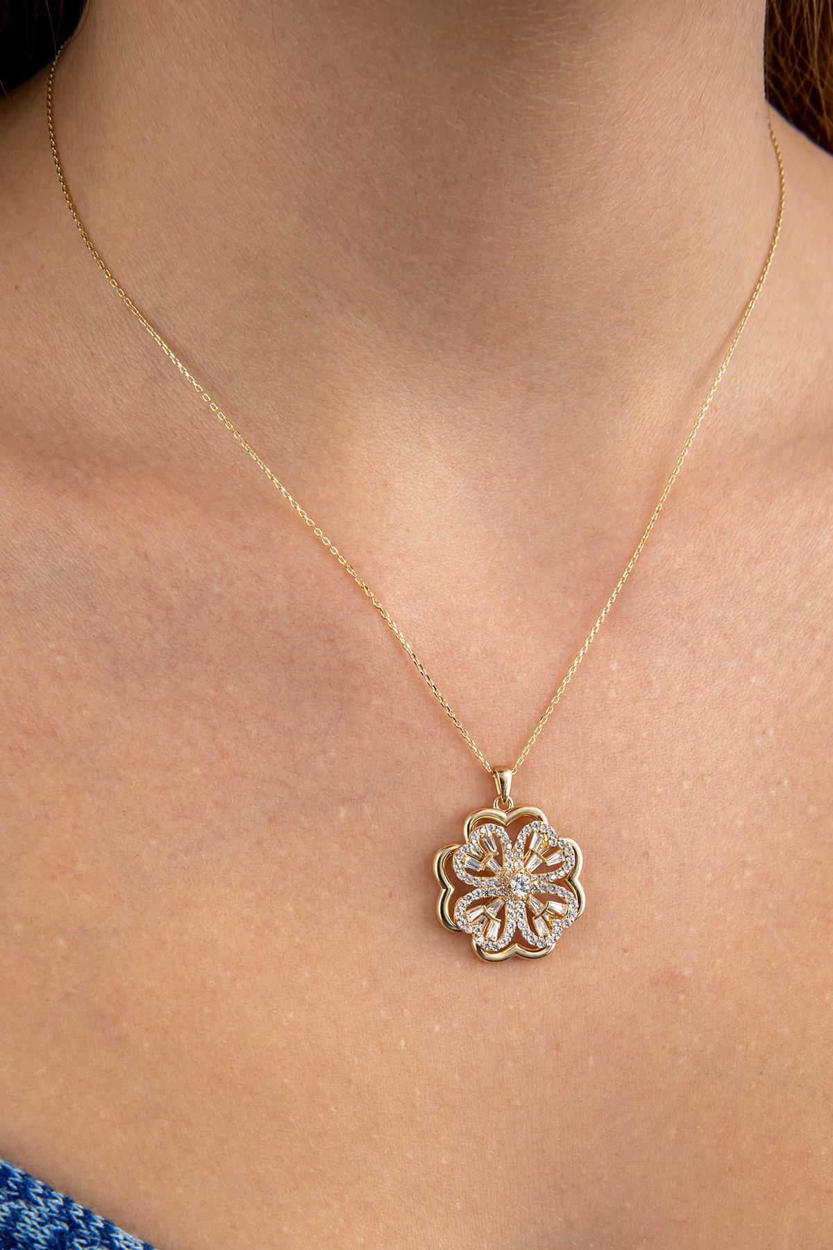 14K Gold Four Leaf Clover Necklace With White Stone İn The Middle